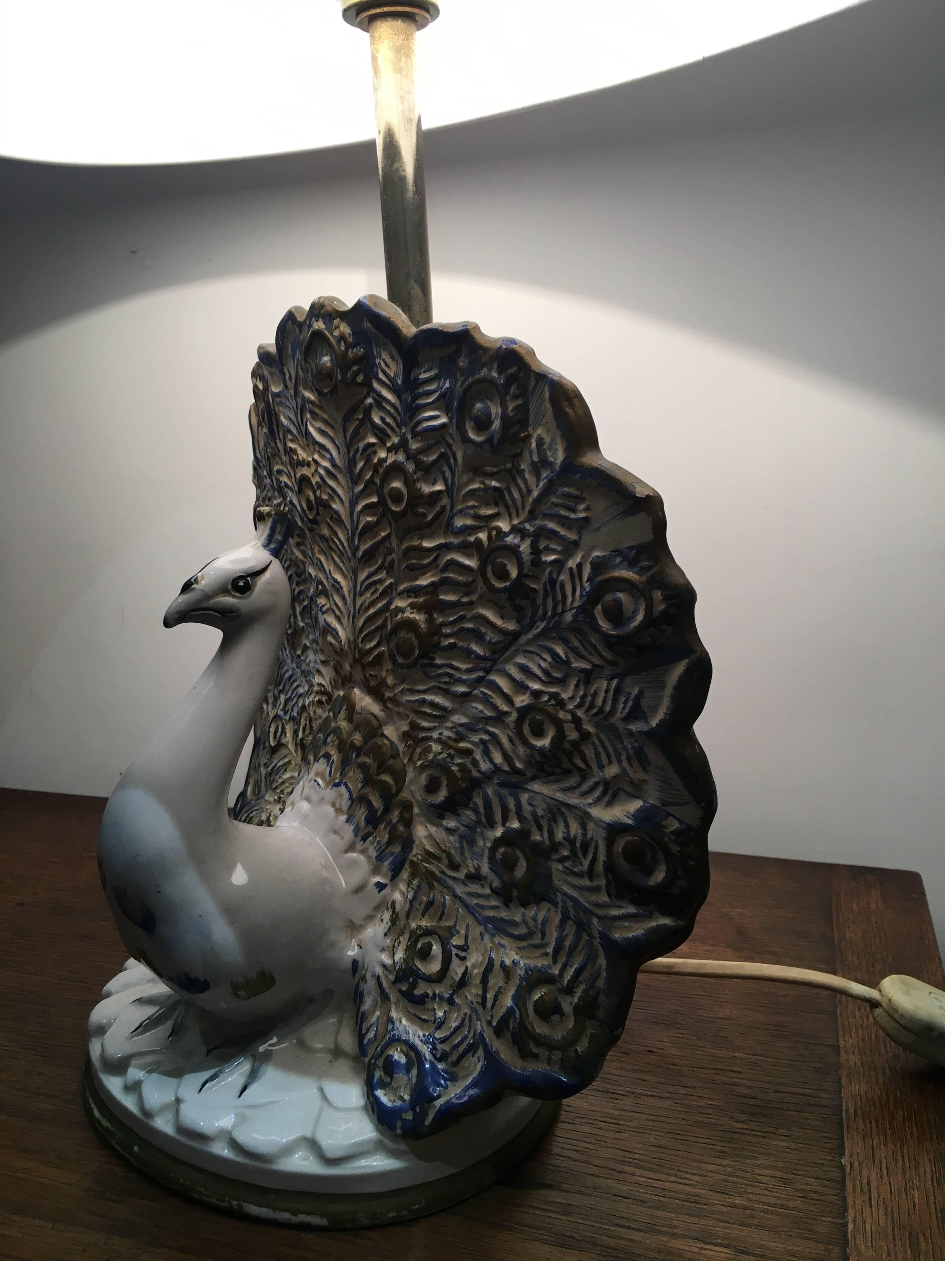 20ième siècle Lampe de table paon en céramique en vente