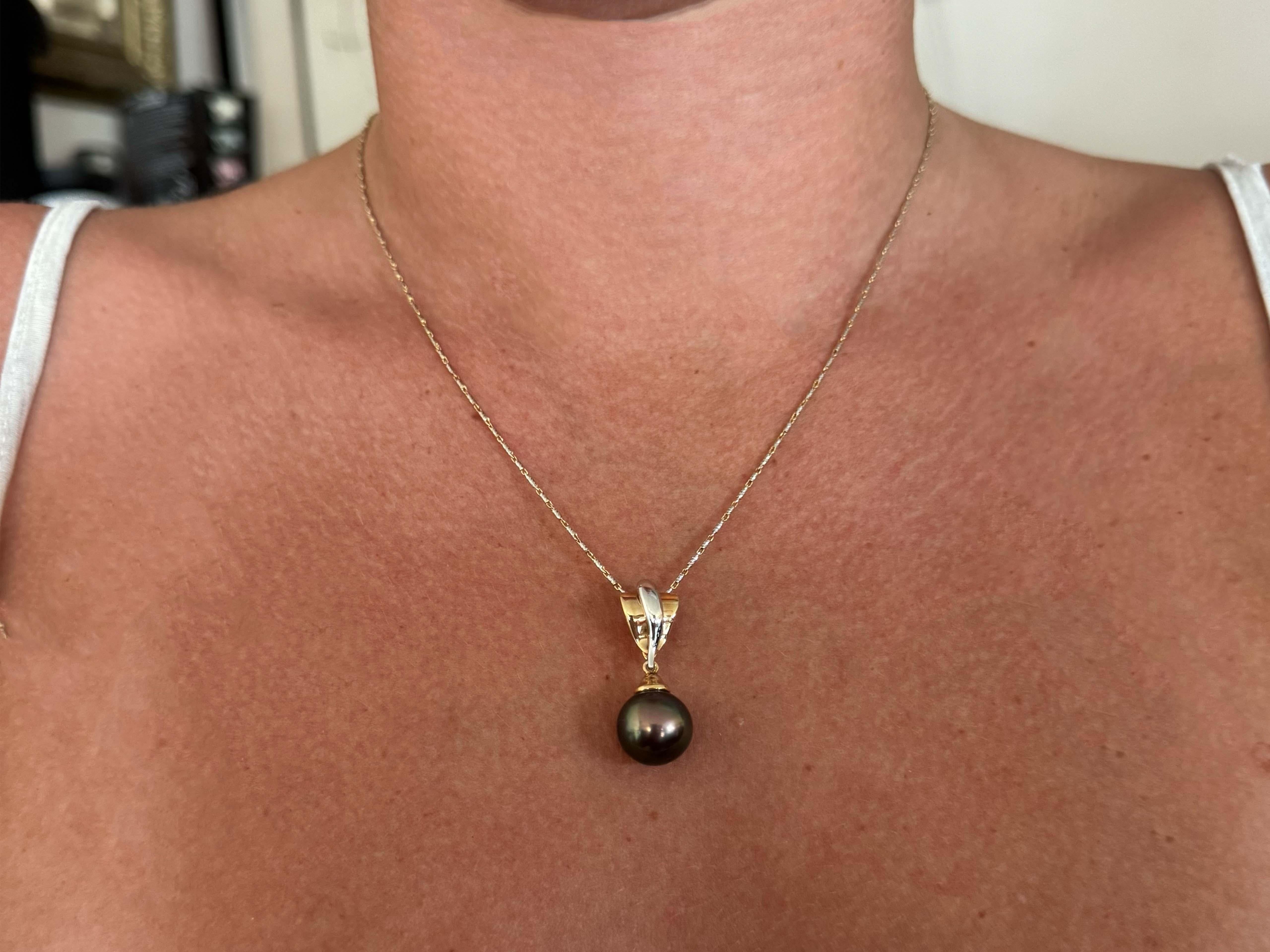 Specifiche dell'articolo:

Metallo della collana: Oro giallo e bianco 14k

Peso totale: 8,8 grammi

Lunghezza della catena: 18