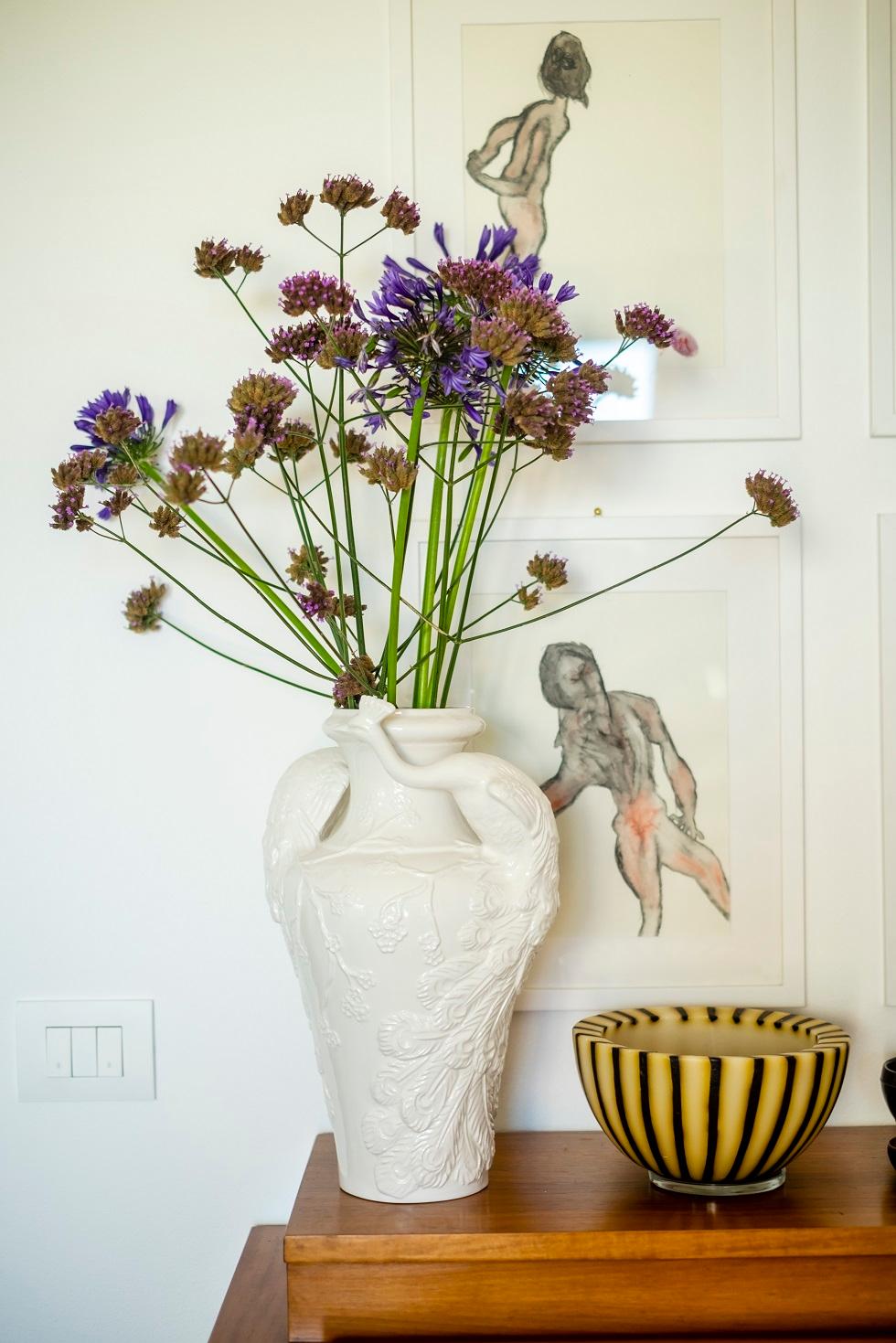Beauty at its best
this stunning peacock vase is crafted in Italy by local artisans.