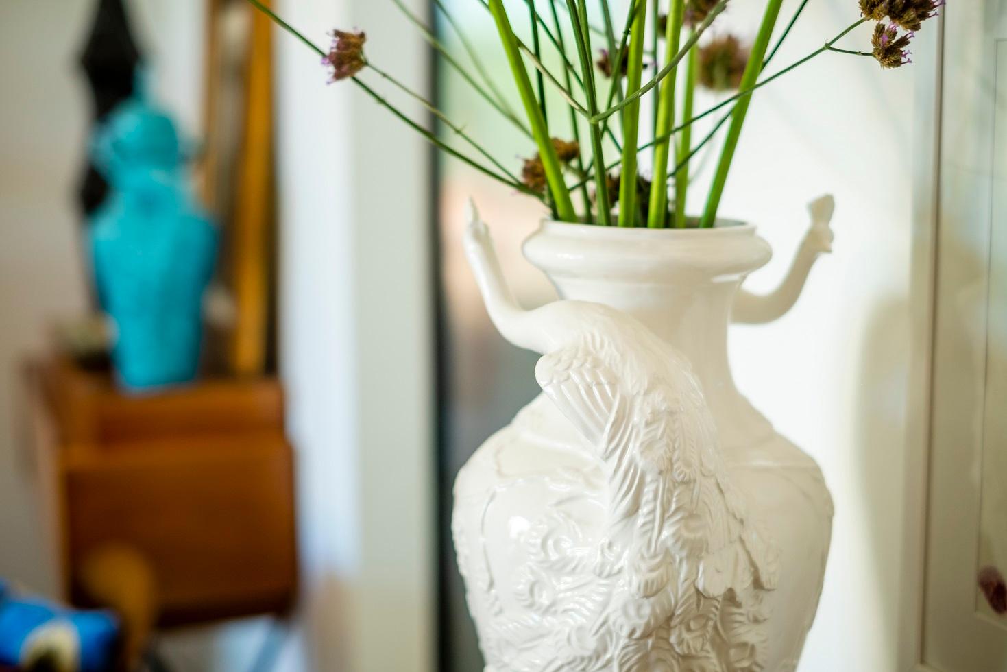 Vase mit Pfauenmotiv aus Keramik, hergestellt in Italien (Moderne) im Angebot