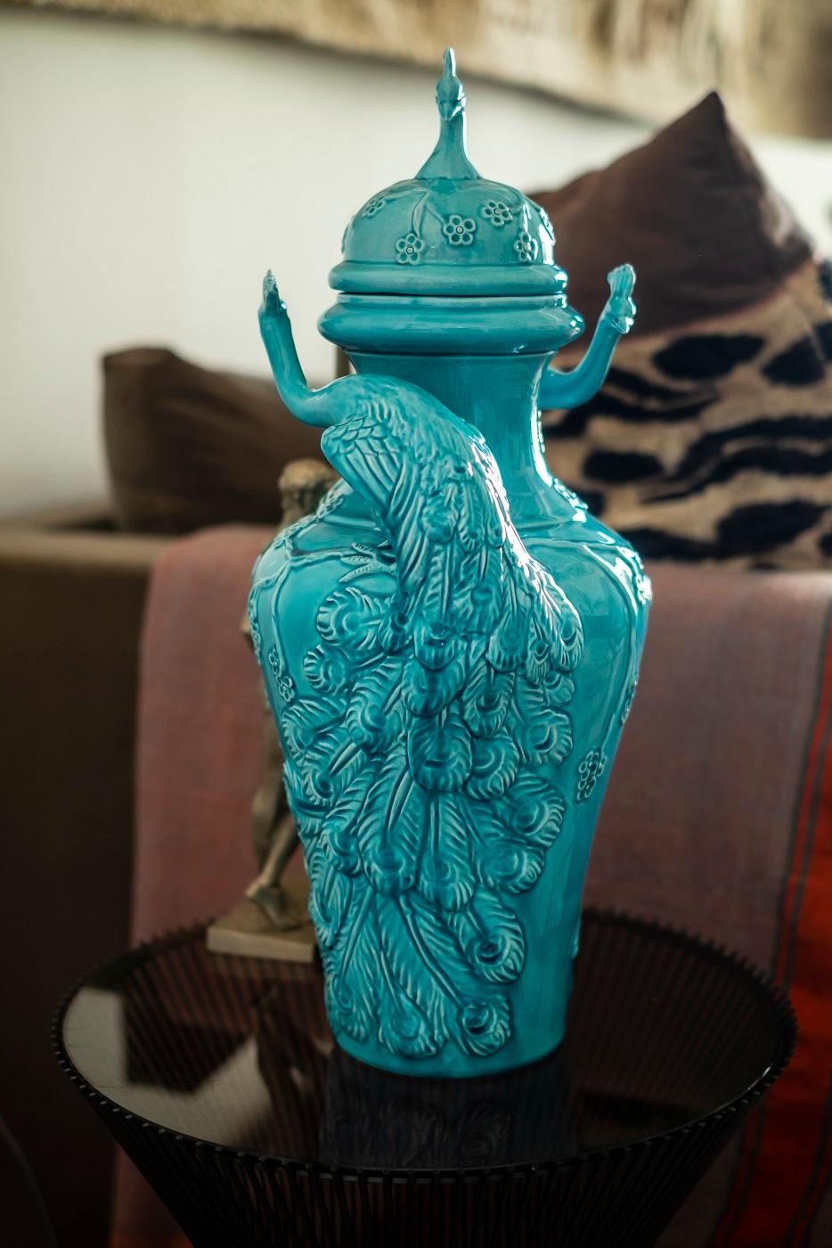 Vase mit Pfauenmotiv aus Keramik, hergestellt in Italien, Türkis (Moderne) im Angebot