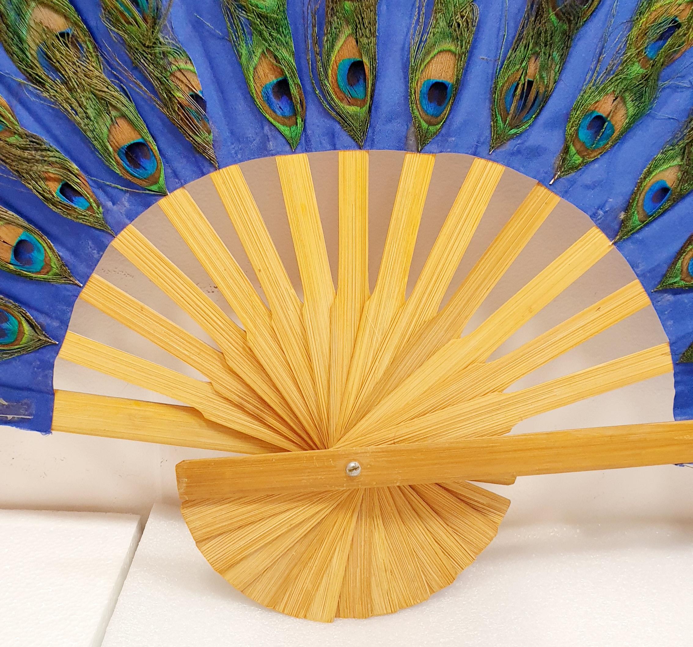  Peacok Feathers Fan in natural barnished pine wood   In Excellent Condition For Sale In  Bilbao, ES