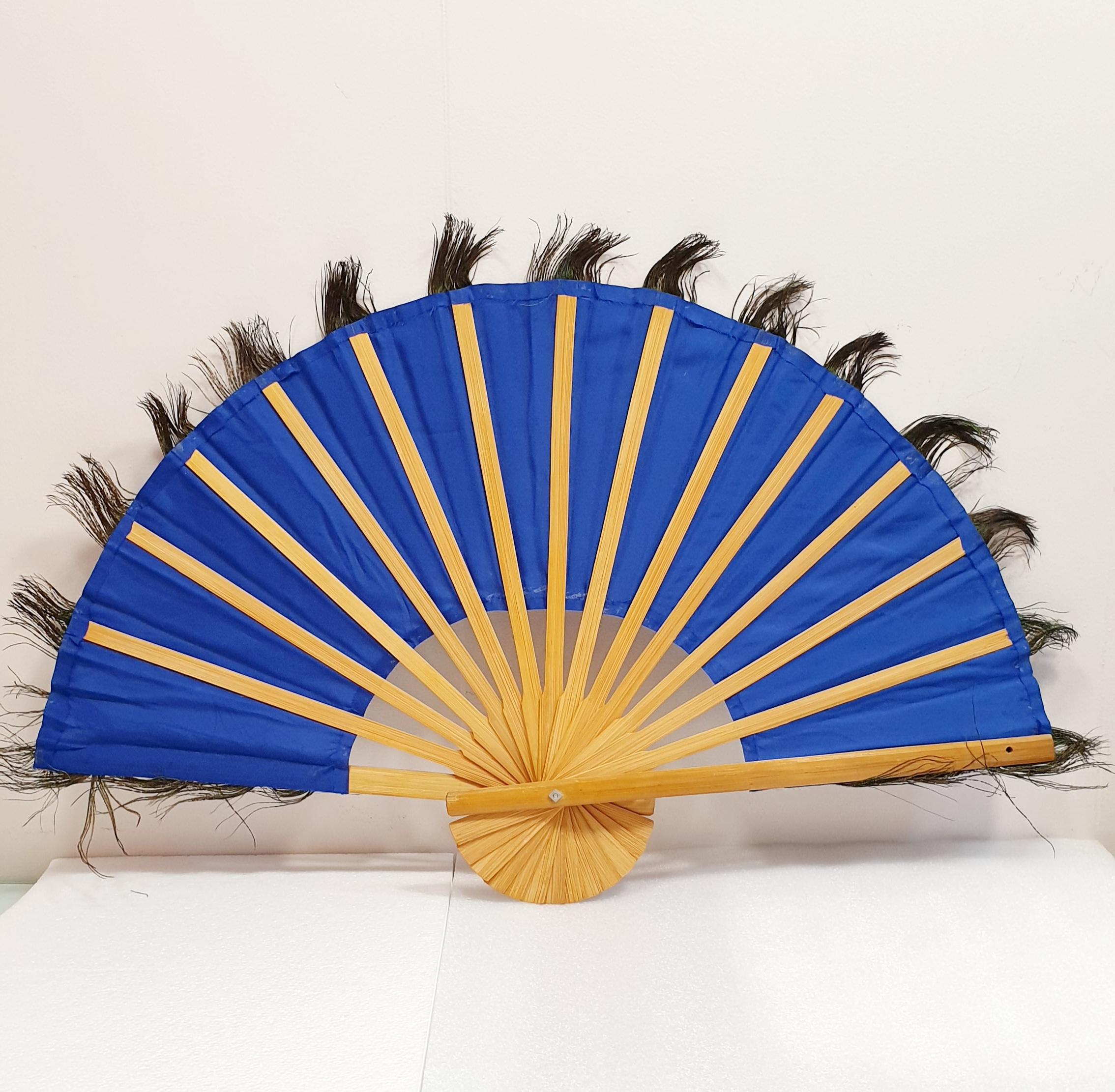 Women's or Men's  Peacok Feathers Fan in natural barnished pine wood   For Sale