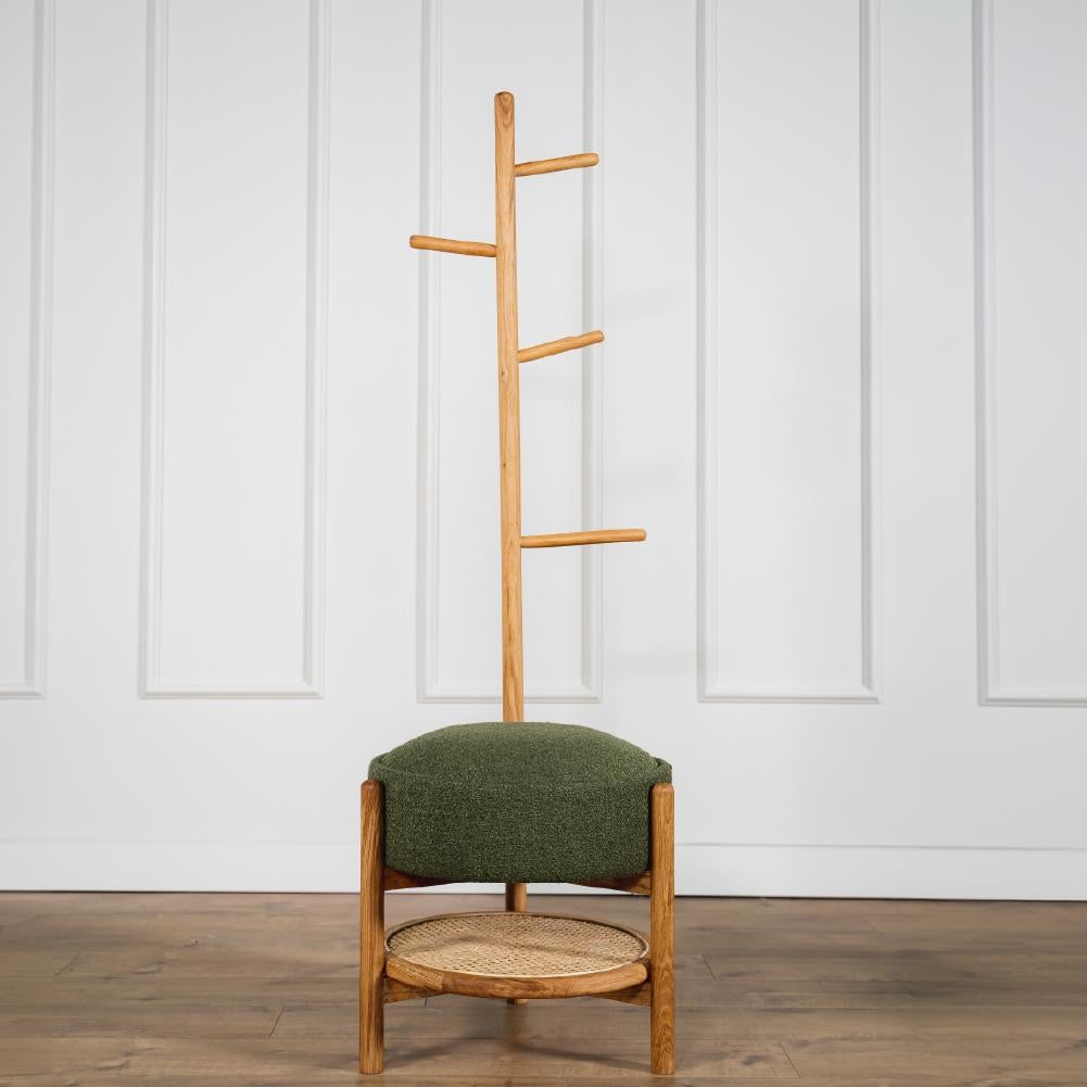 El perchero y puf Peak es una pieza única fabricada con esmero en madera maciza de roble. Con unidades colgantes de varios tamaños y alturas y una cómoda zona para sentarse, te hará la vida más fácil en entradas o dormitorios. Con tela de estilo