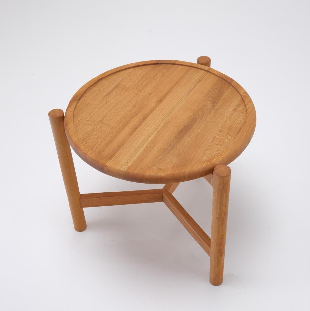 The Peak Oak coffee table is the perfect companion for enjoying your coffee. With its lightweight structure and practical surface area, it will always be by your side.