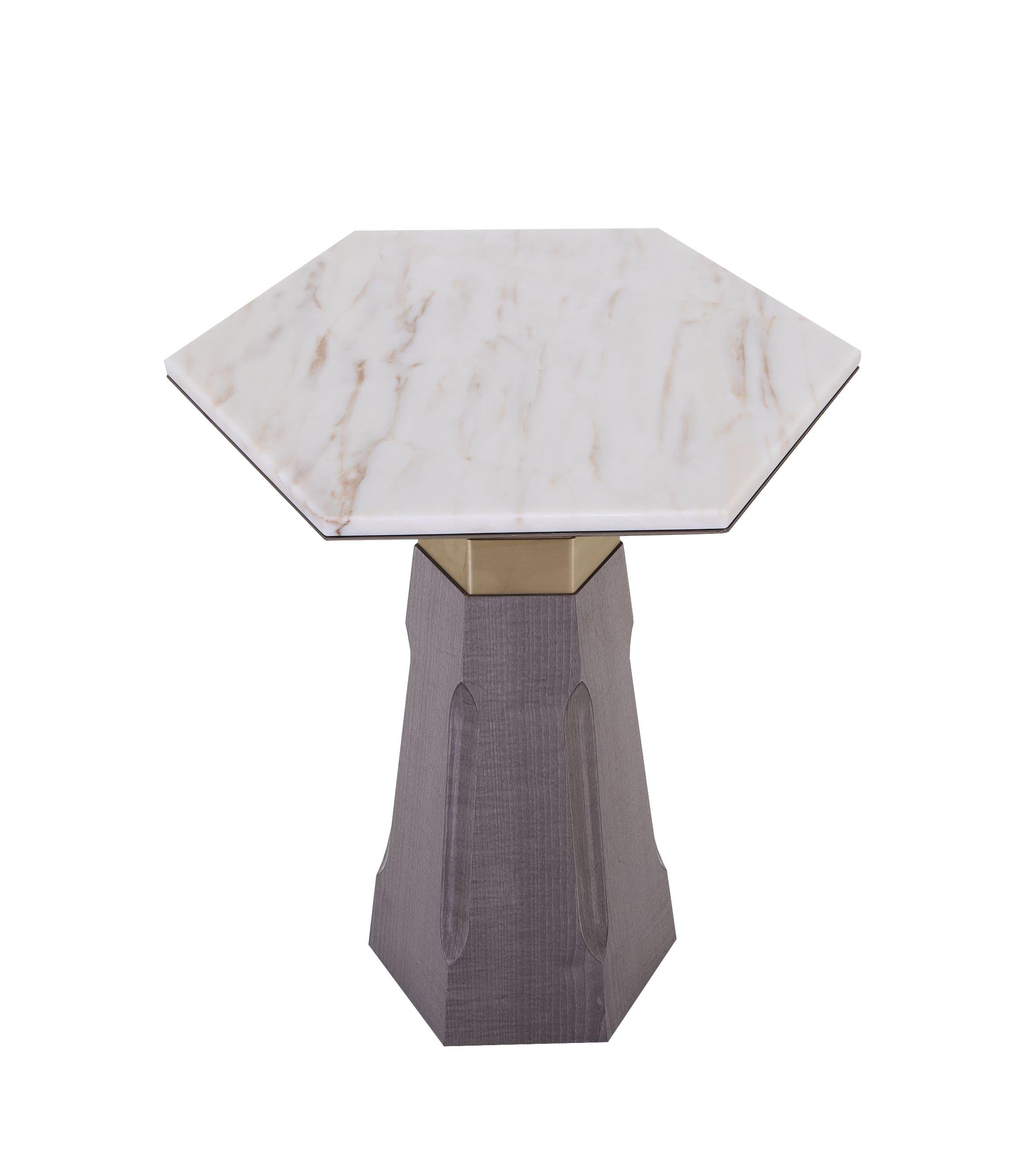 A study in balance and material contrast, this side table combines the warmth of oak with the subtle elegance of brushed brass. Its design is defined by three legs connected to each other, supporting a round top in Dekton material. The duality of
