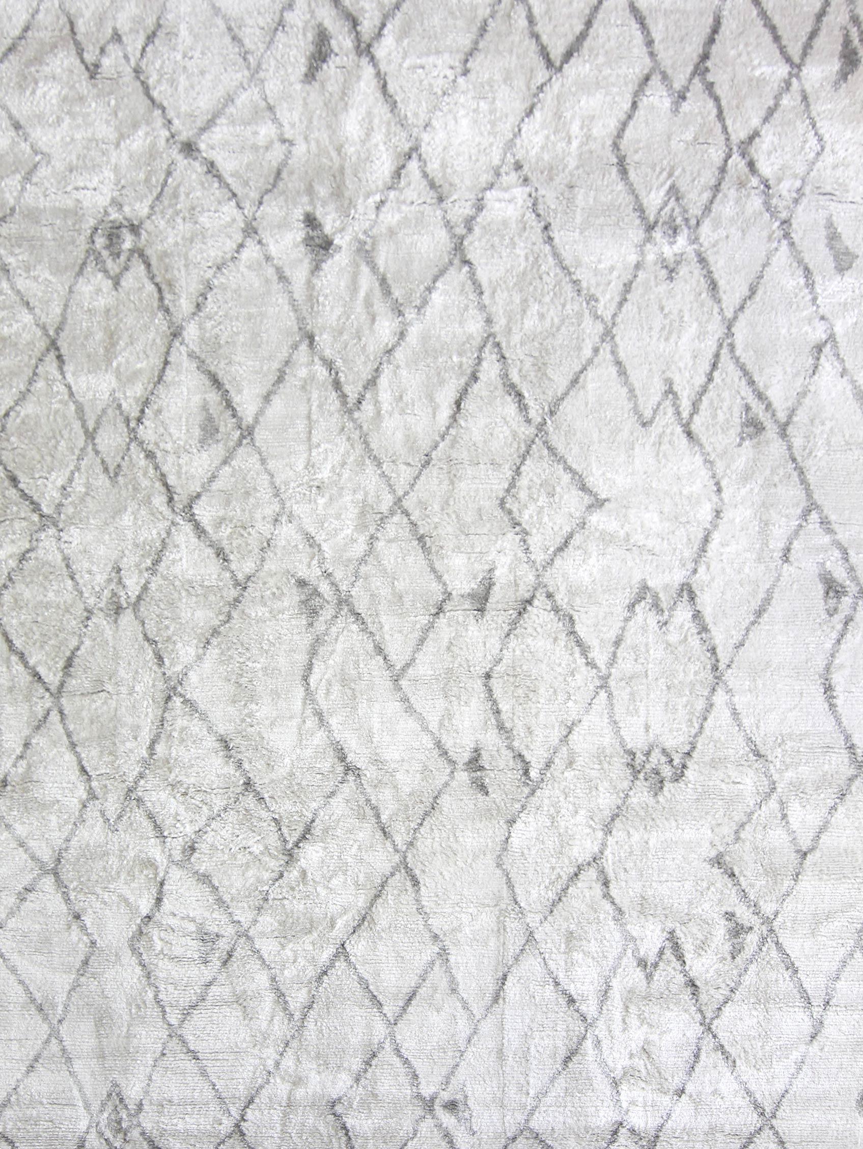 Peaks, handgeknüpfter Teppich von Eskayel
Abmessungen: D 6' x H 8'
Pfahlhöhe: 10 mm 
MATERIALIEN: 100% Seide.

Die handgeknüpften Teppiche von Eskayel werden auf Bestellung gewebt und können in verschiedenen Größen, Farben, MATERIALEN und