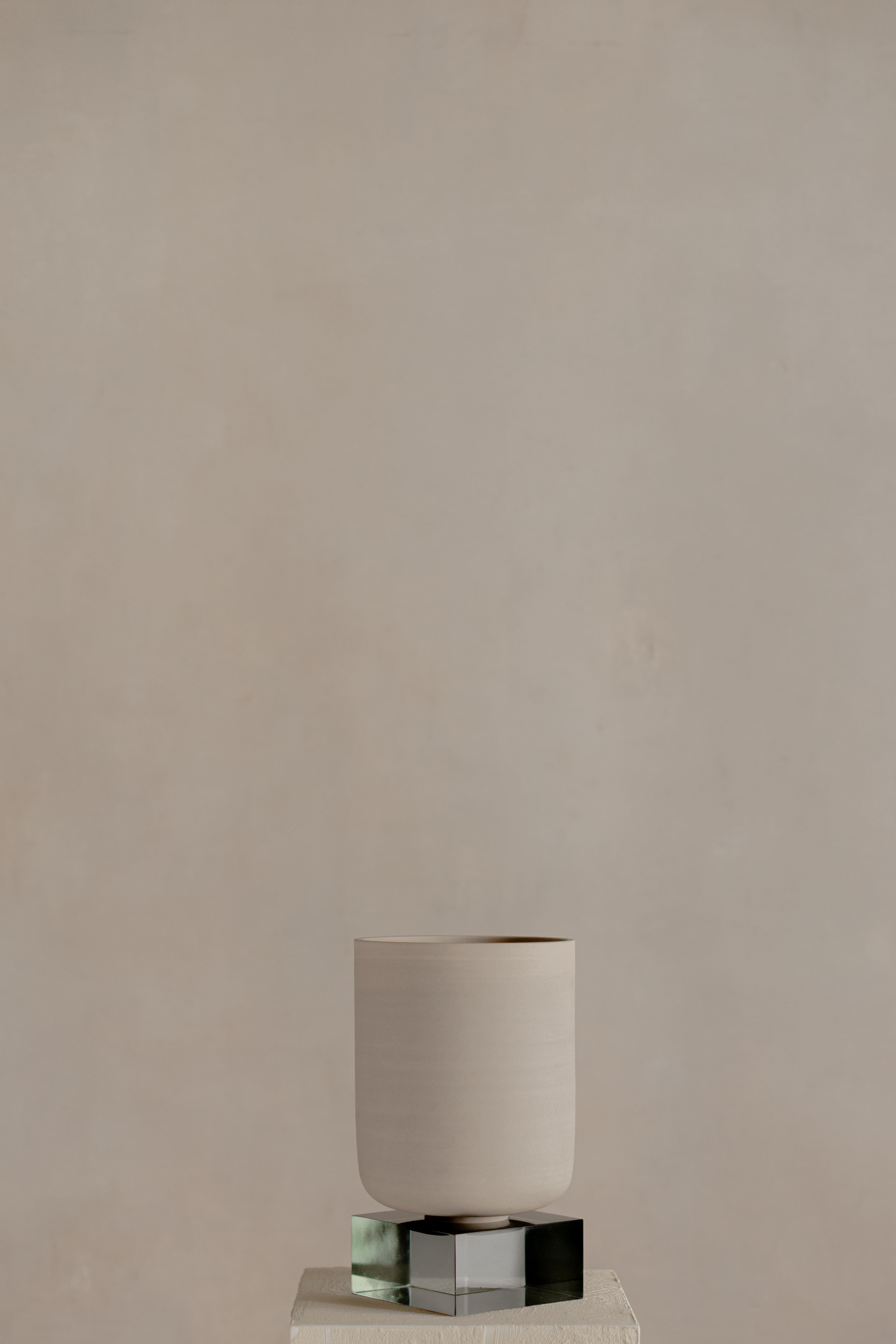 Peana Model 1 Small Objects for Objects di Eter Design
Un pezzo unico.
Dimensioni: P 20,3 x L 25,4 x H 31,8 cm.
Materiali: Argilla.

Sostenibile - Eco-friendly. Realizzato a mano. Ogni pezzo può variare leggermente in termini di colore,