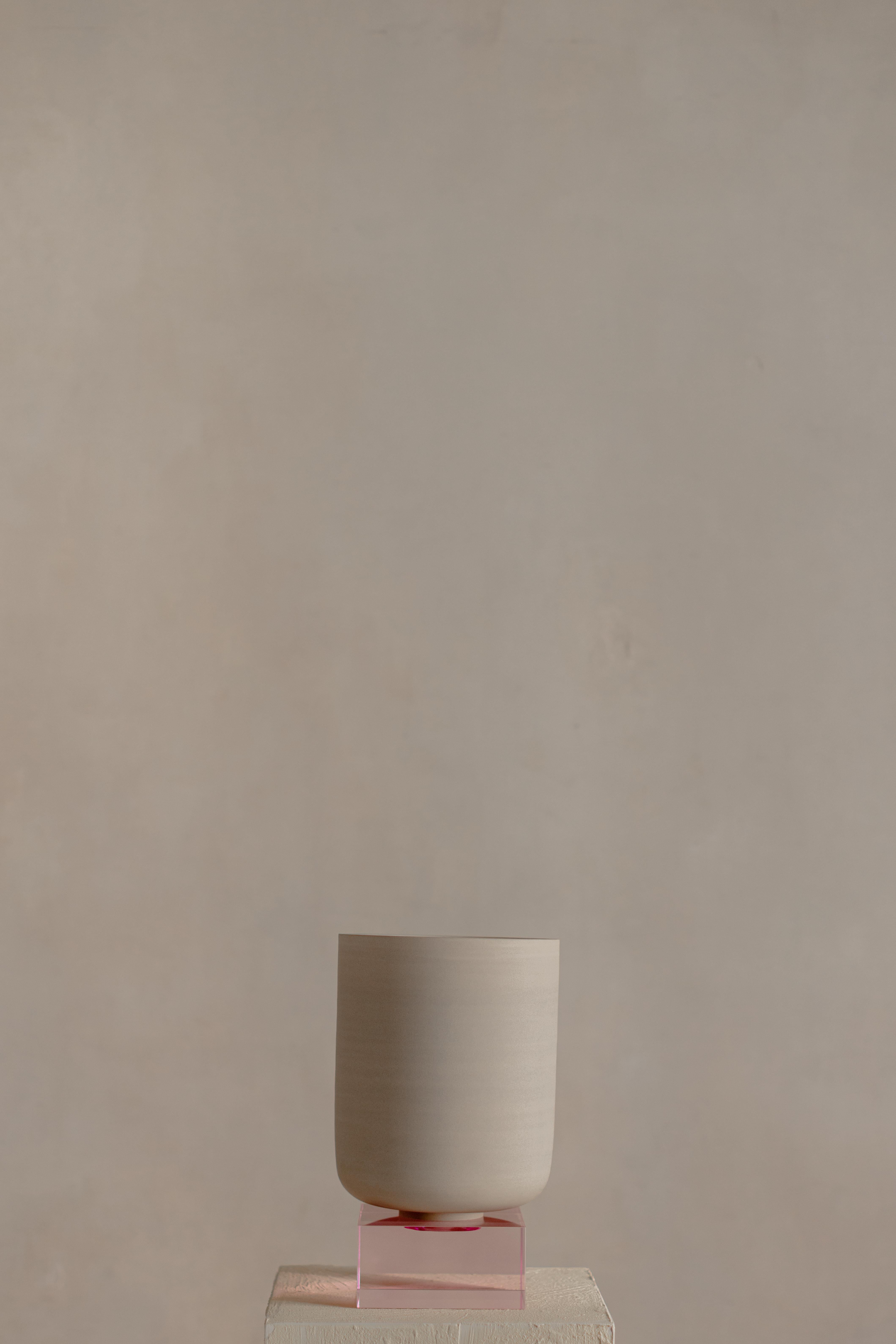 Peana Model 1 Small Objects for Objects di Eter Design
Un pezzo unico.
Dimensioni: P 20,3 x L 25,4 x H 31,8 cm.
Materiali: Argilla.
Sostenibile - Eco-friendly. Realizzato a mano. Ogni pezzo può variare leggermente in termini di colore,
