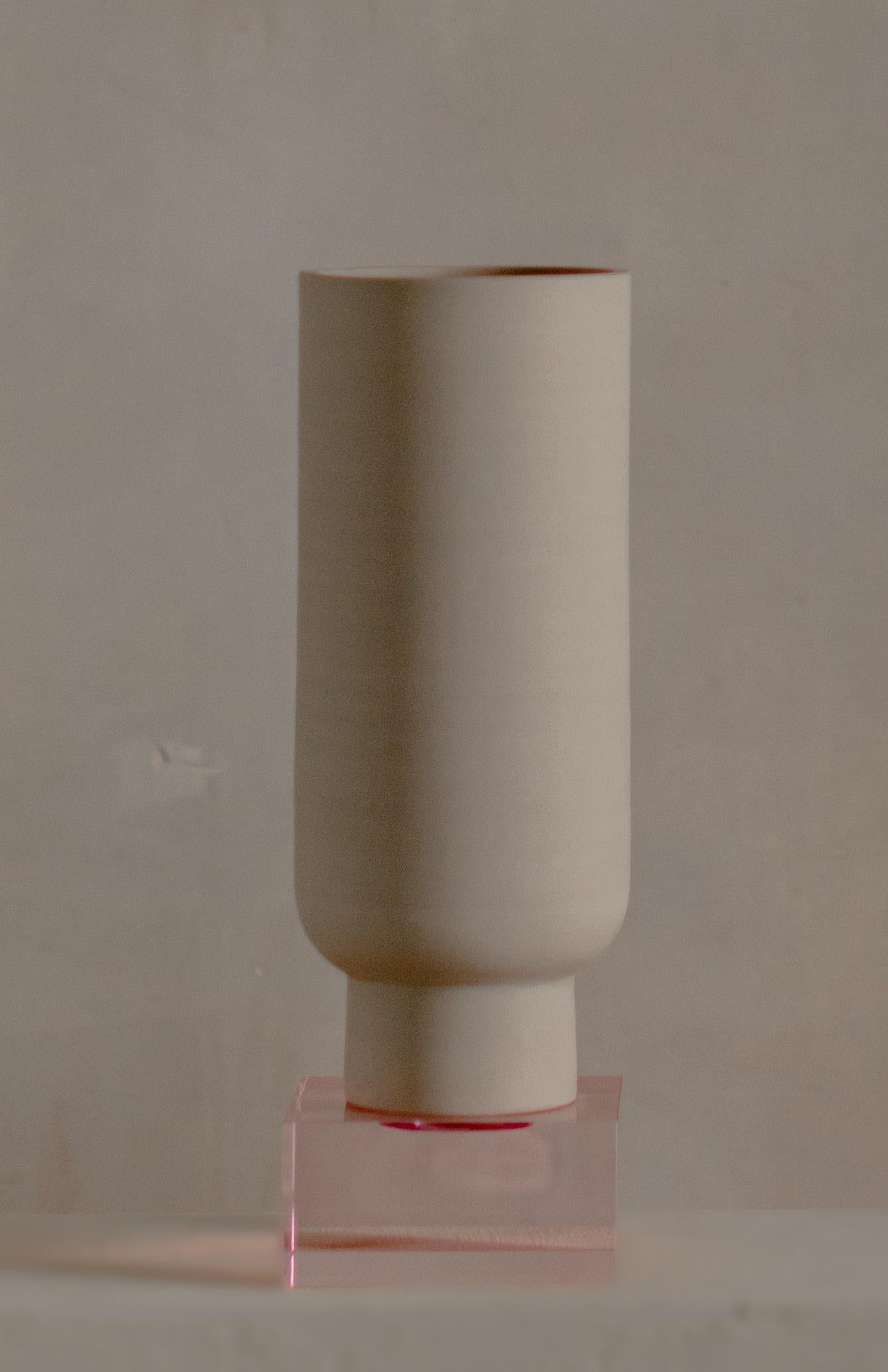 Peana Model 3 Small Pink Vessel di Eter Design
Un pezzo unico.
Dimensioni: Ø 15,2 x H. 43,3 cm.
Materiali: Argilla.
Sostenibile - Eco-friendly. Realizzato a mano. Ogni pezzo può variare leggermente in termini di colore, dimensioni, struttura e