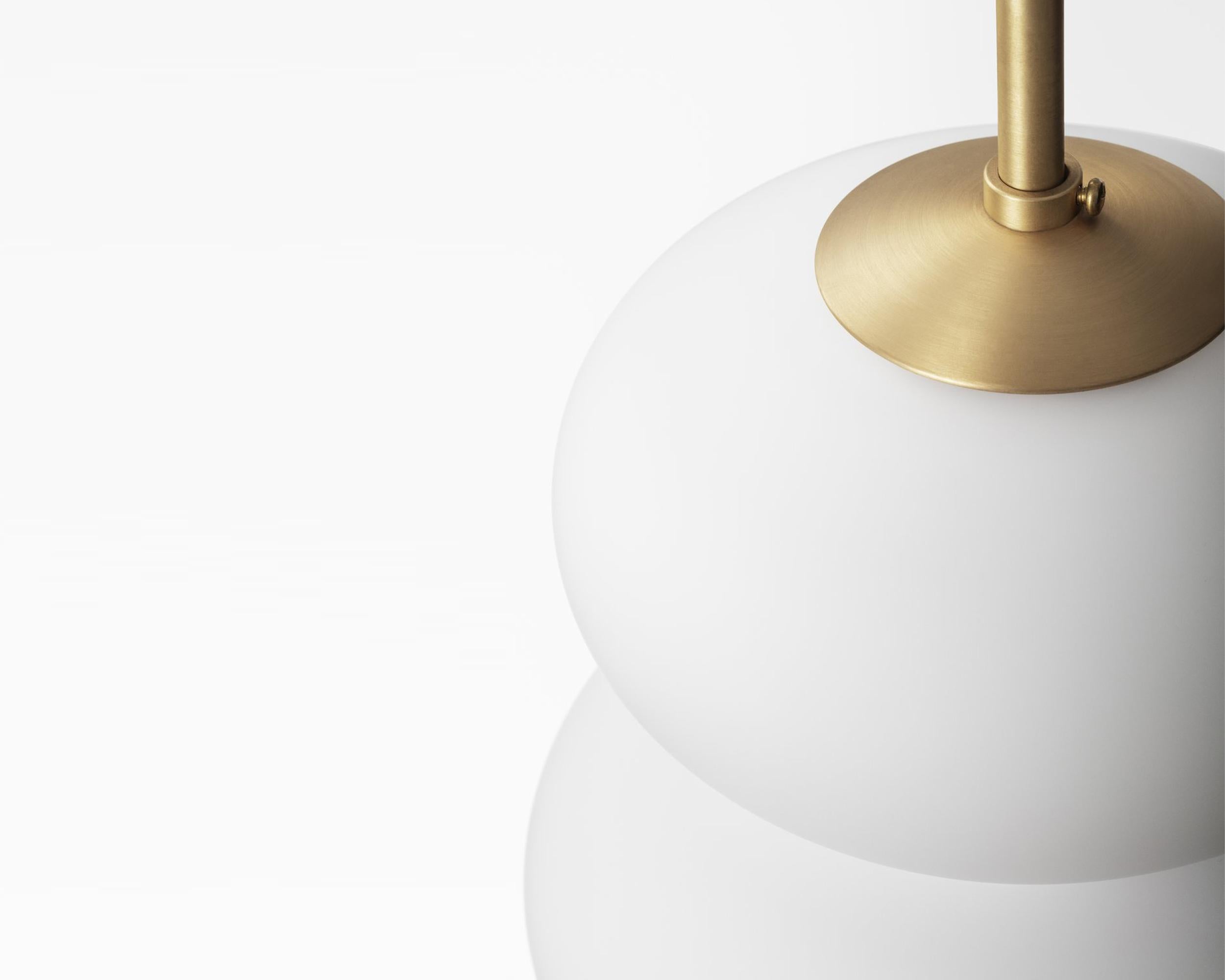 Scandinave moderne Lampe à suspension 'Peanut 400' de Bent Karlby pour Lyfa, nouvelle édition en vente