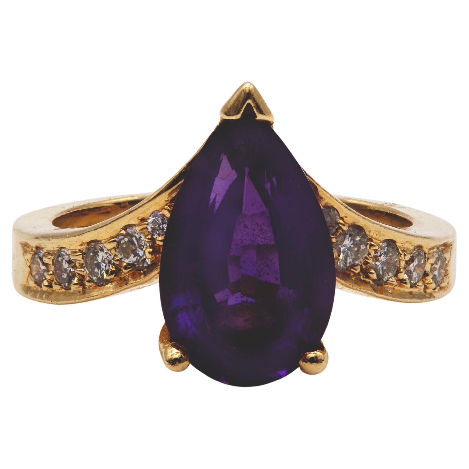 MATERIAL: 14 Gelbgold
Edelstein: Amethyst 3cttw
Diamant 0,15cttw
Gewicht: 6 Gramm
Größe: 6.25 - 6.5 (US-Größen)
Schlichter, aber erstaunlicher Birnen-Amethyst-Ring, ergänzt durch eine Diamantreihe auf beiden Seiten. Perfekt für den Alltag und für