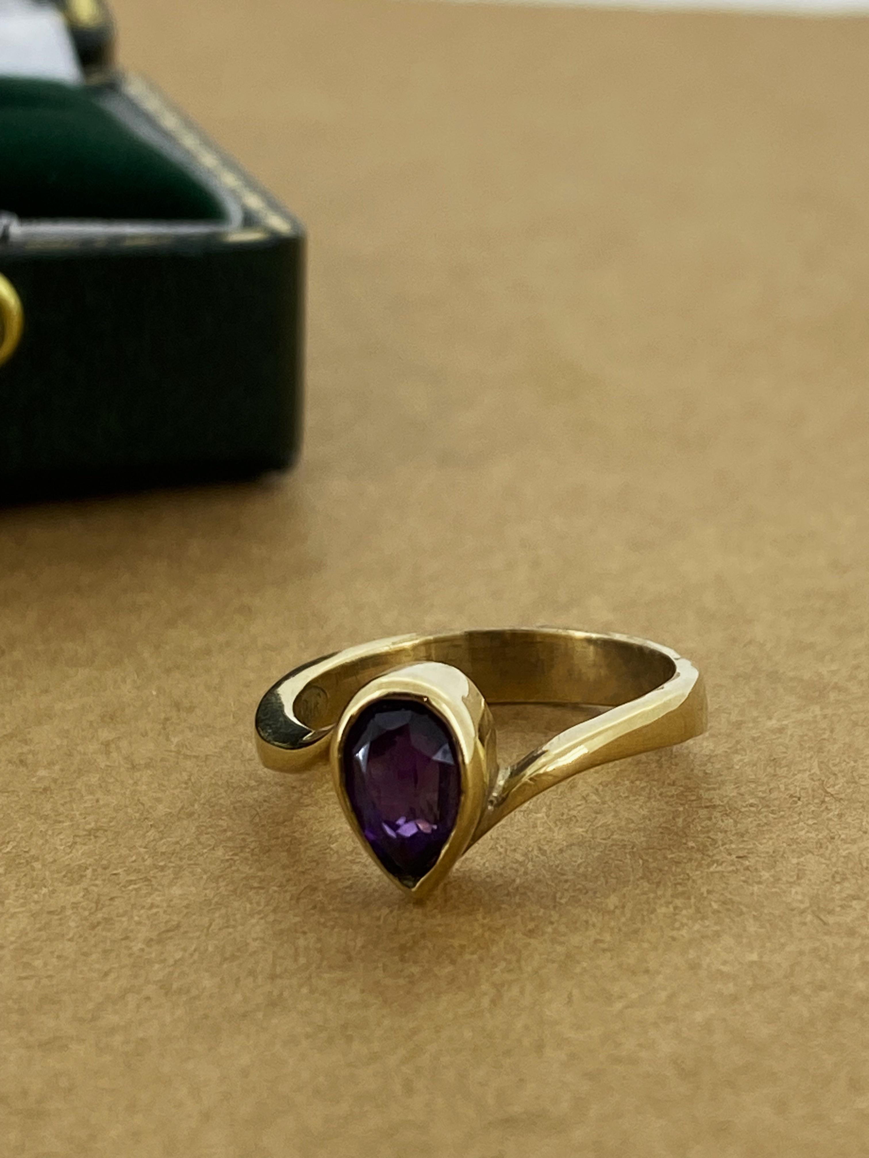 Améthyste poire (pierre de naissance de février) Bague vintage solitaire en or jaune 9K Excellent état - En vente à MELBOURNE, AU