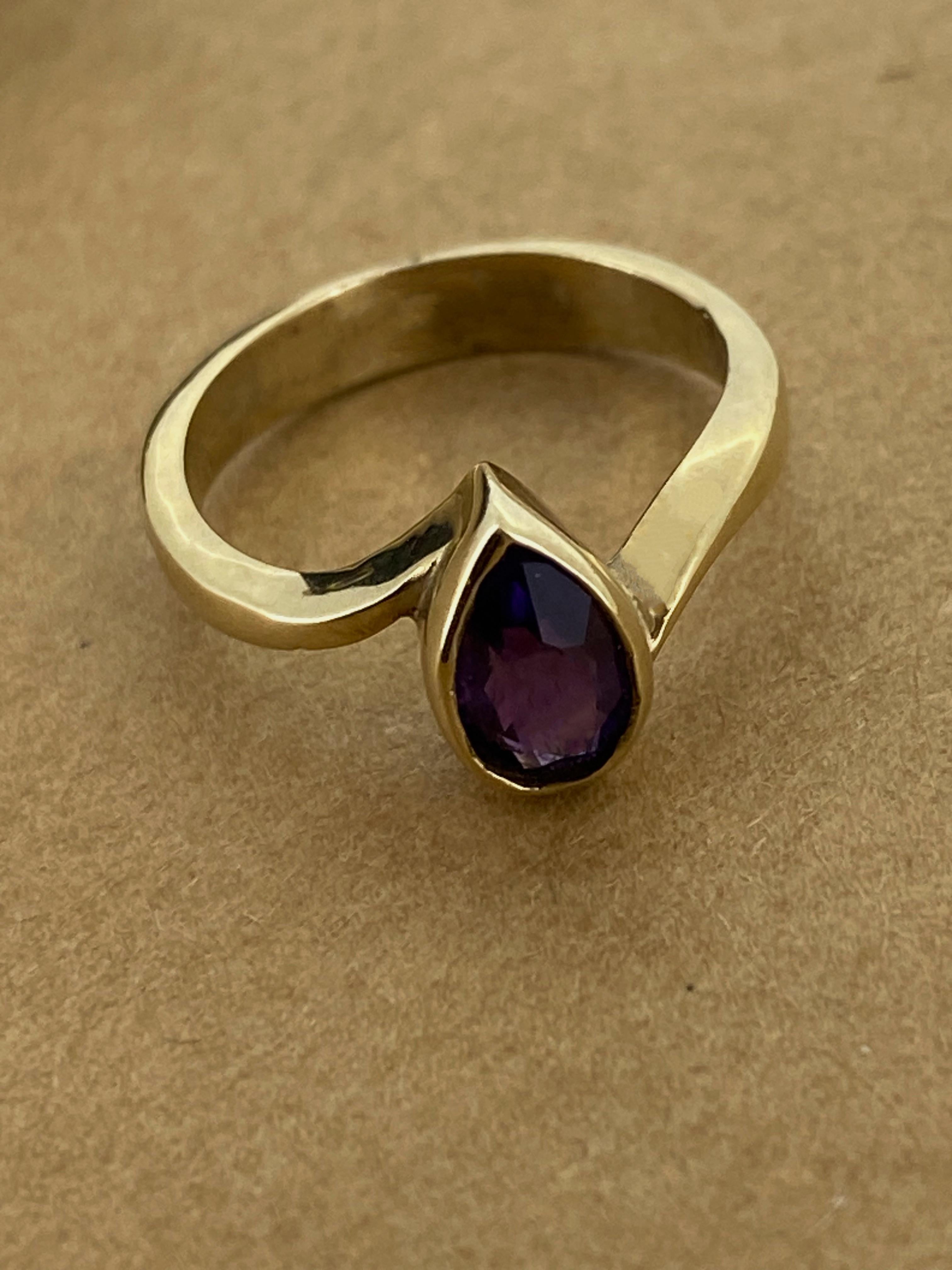Améthyste poire (pierre de naissance de février) Bague vintage solitaire en or jaune 9K Pour femmes en vente