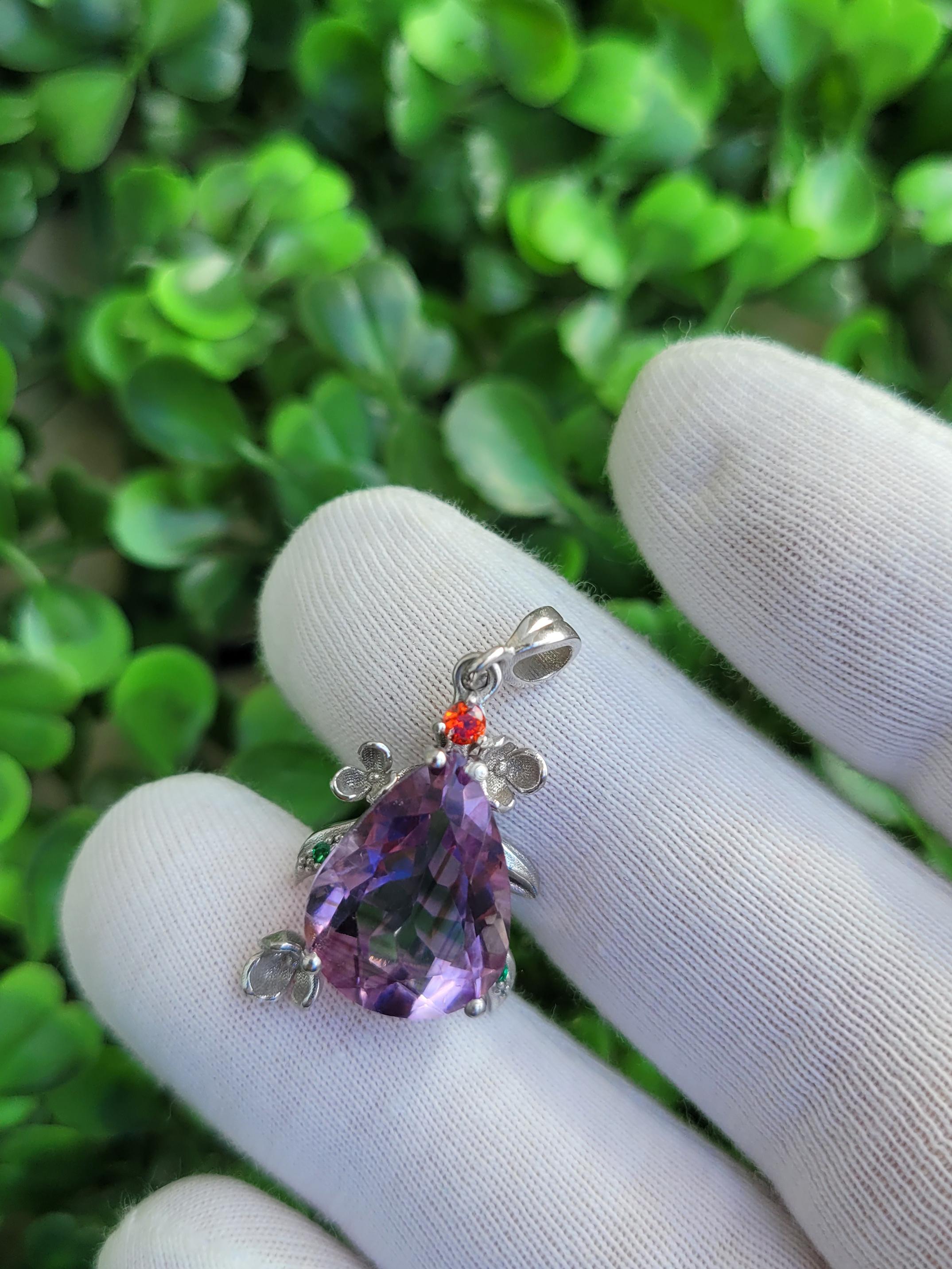 
Pendentif poire en améthyste. Pendentif en forme de fleur avec améthyste naturelle. Pendentif en améthyste.
 Pendentif en forme de pierre de naissance de février.  Pendentif en pierre violette. Collier à pendentifs en améthyste.  Collier