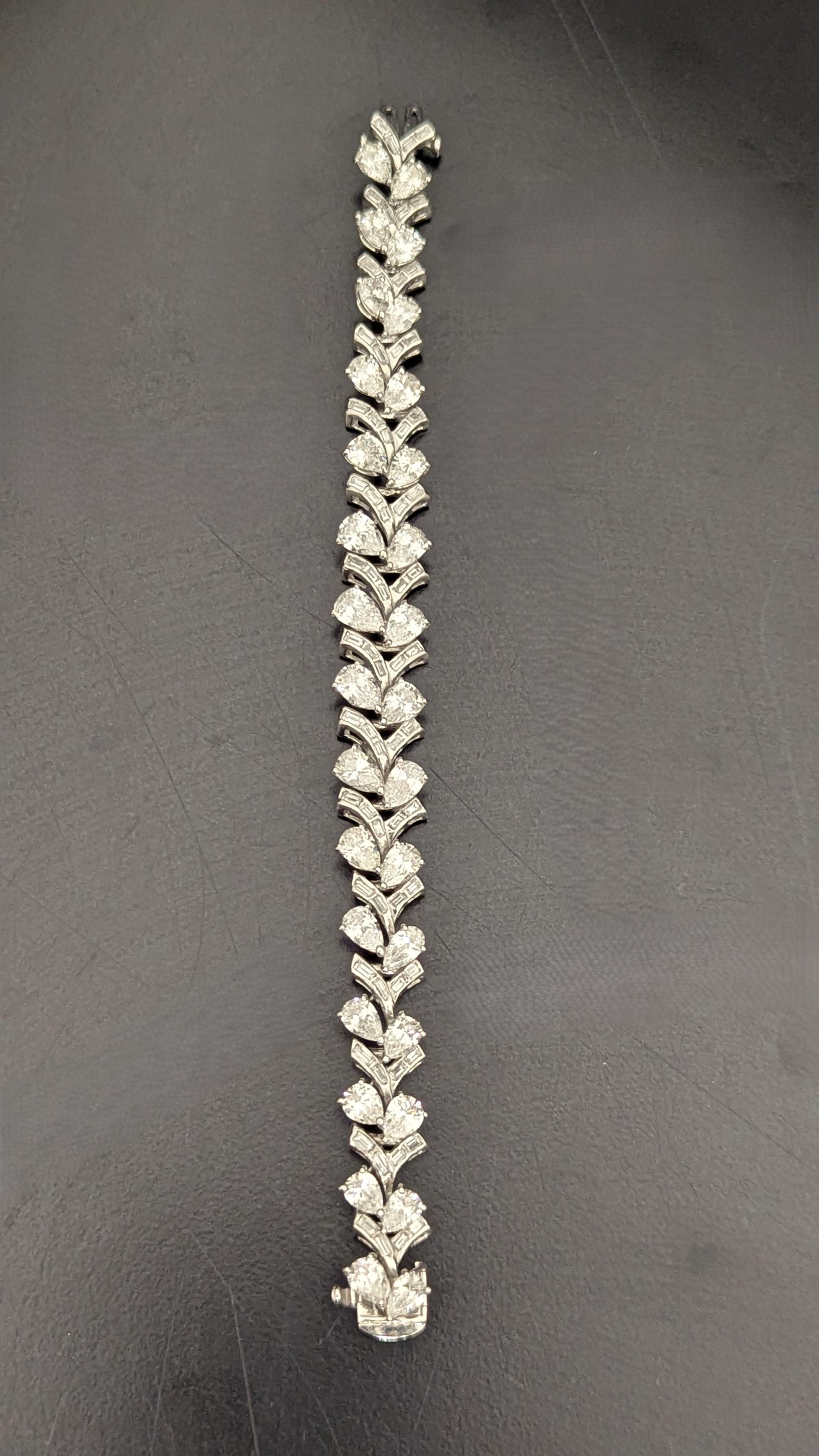 Pear and Baguette-Cut Diamond Platinum Rose Stem Flower Bracelet Corte baguette en venta