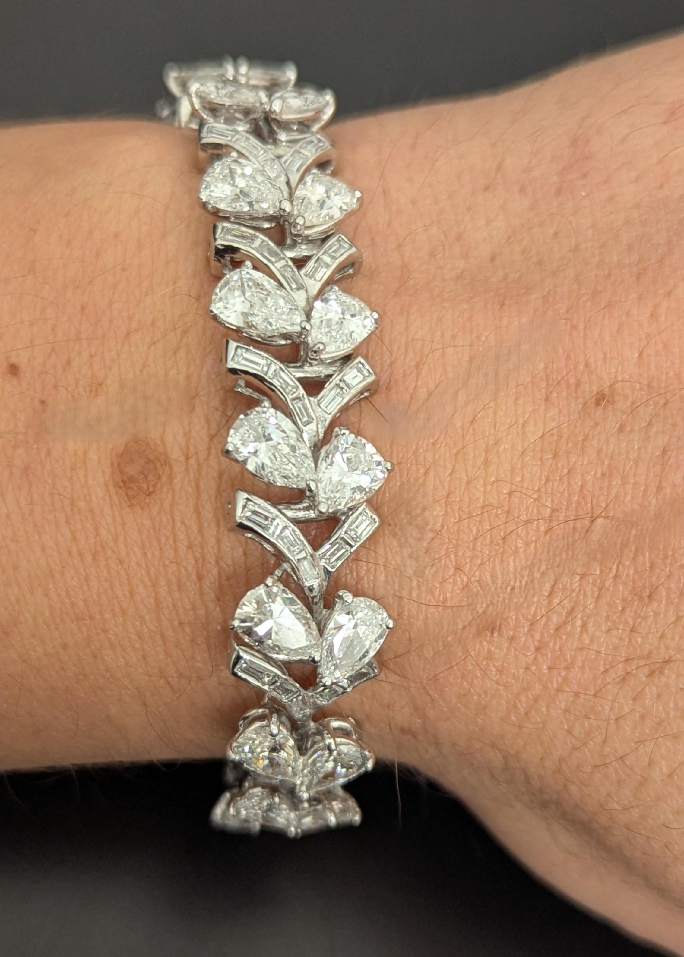 Pear and Baguette-Cut Diamond Platinum Rose Stem Flower Bracelet en Excelente estado para la venta en New York, NY