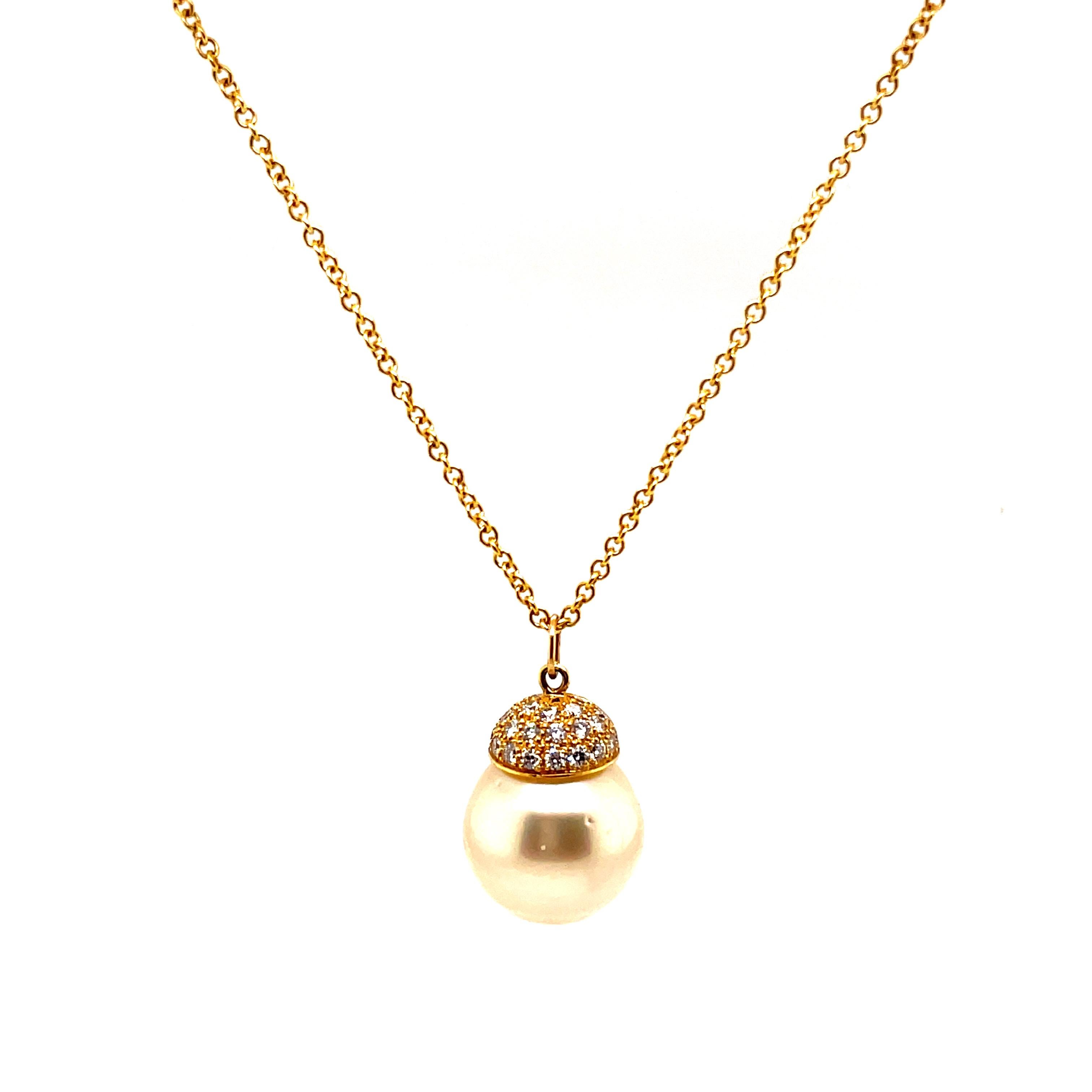 Pear and Diamond Pendant Necklace 18k Yellow Gold In New Condition For Sale In BEVERLY HILLS, CA