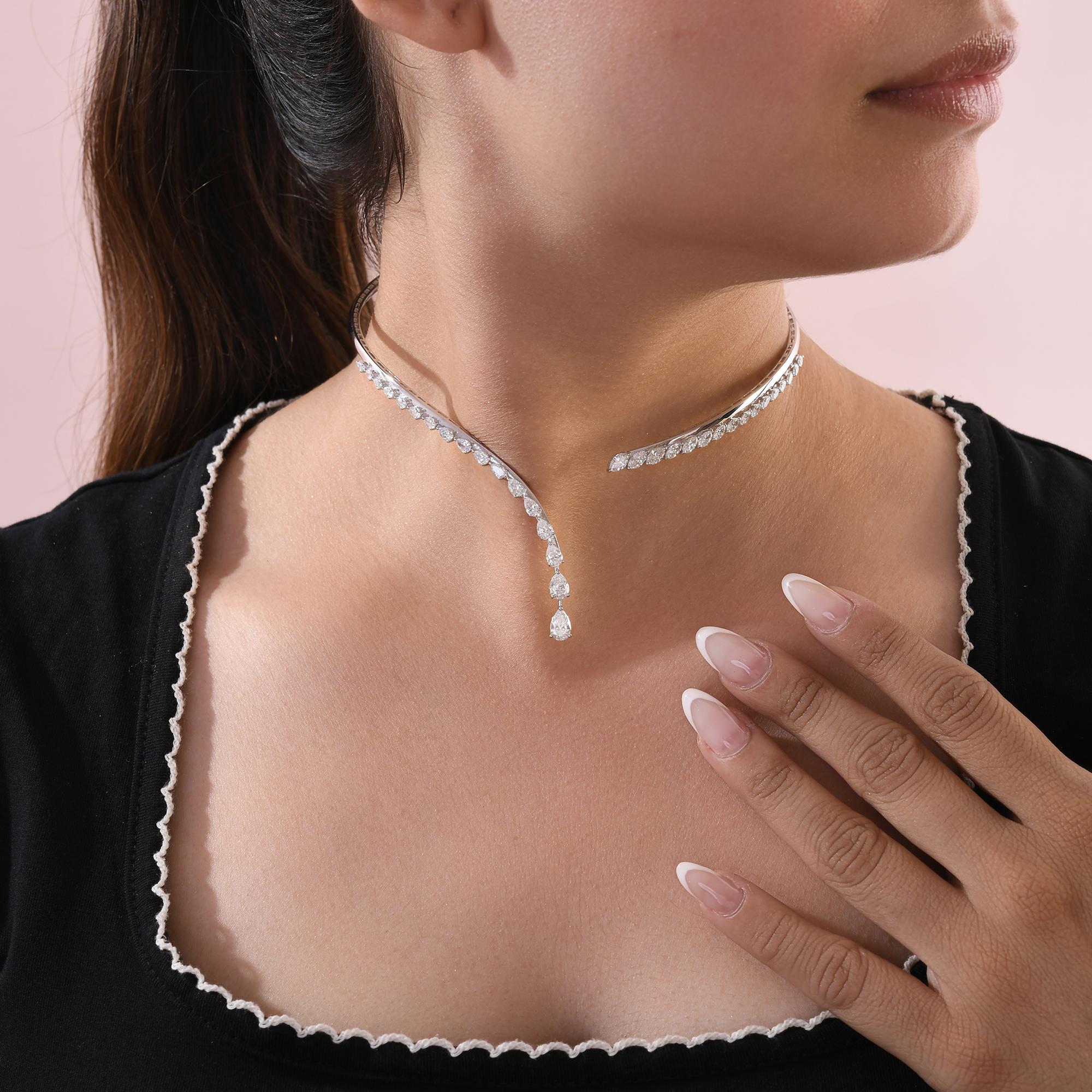 Collana girocollo con collare di diamanti certificati a pera e marquise in oro bianco 14 carati
Il design è caratterizzato da un'artistica silhouette asimmetrica: un lato scorre dolcemente in una suggestiva cascata di diamanti marquise graduati, che