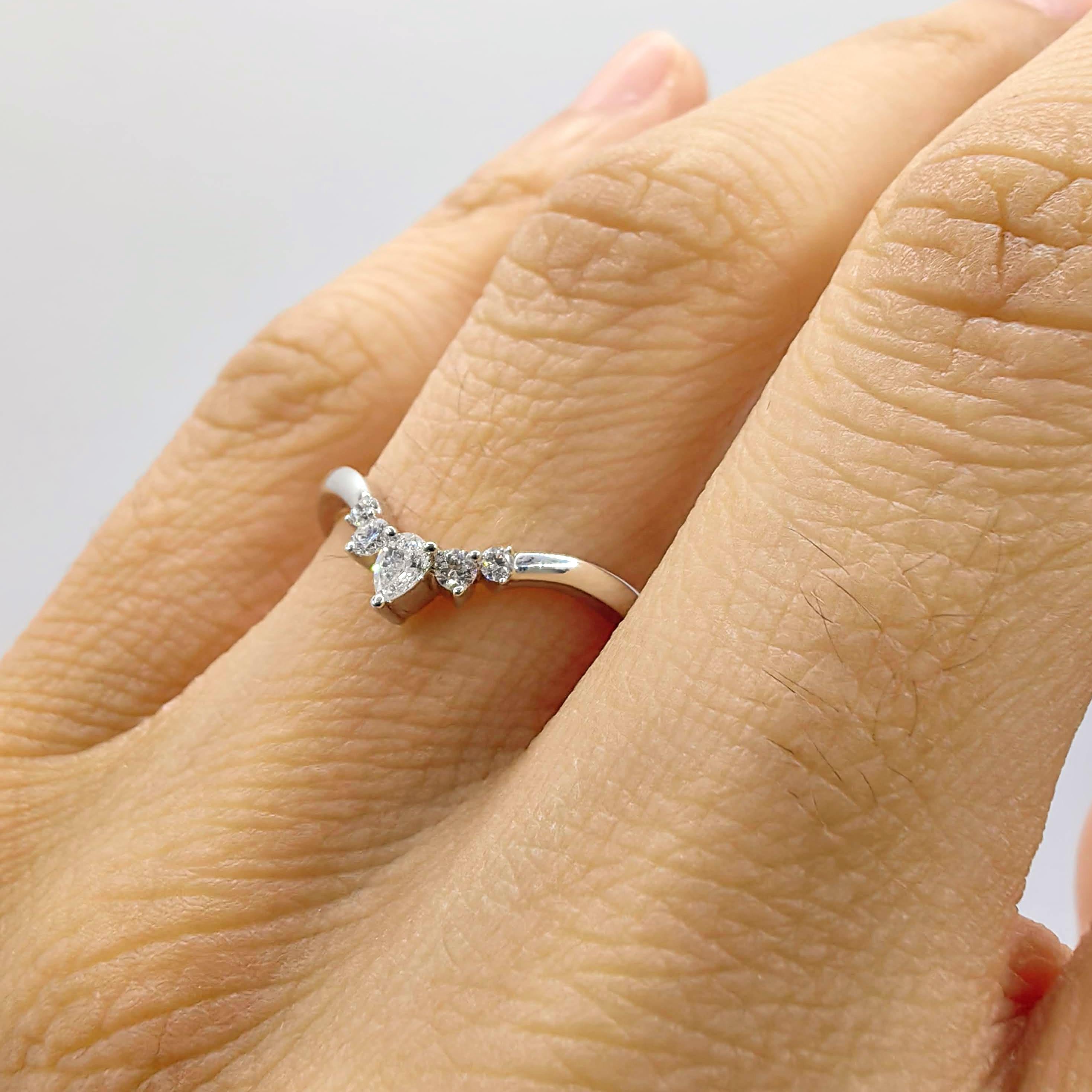 En vente :  Bague empilable Chevron en or blanc 18 carats, diamants en poire et diamants ronds de taille brillant 10