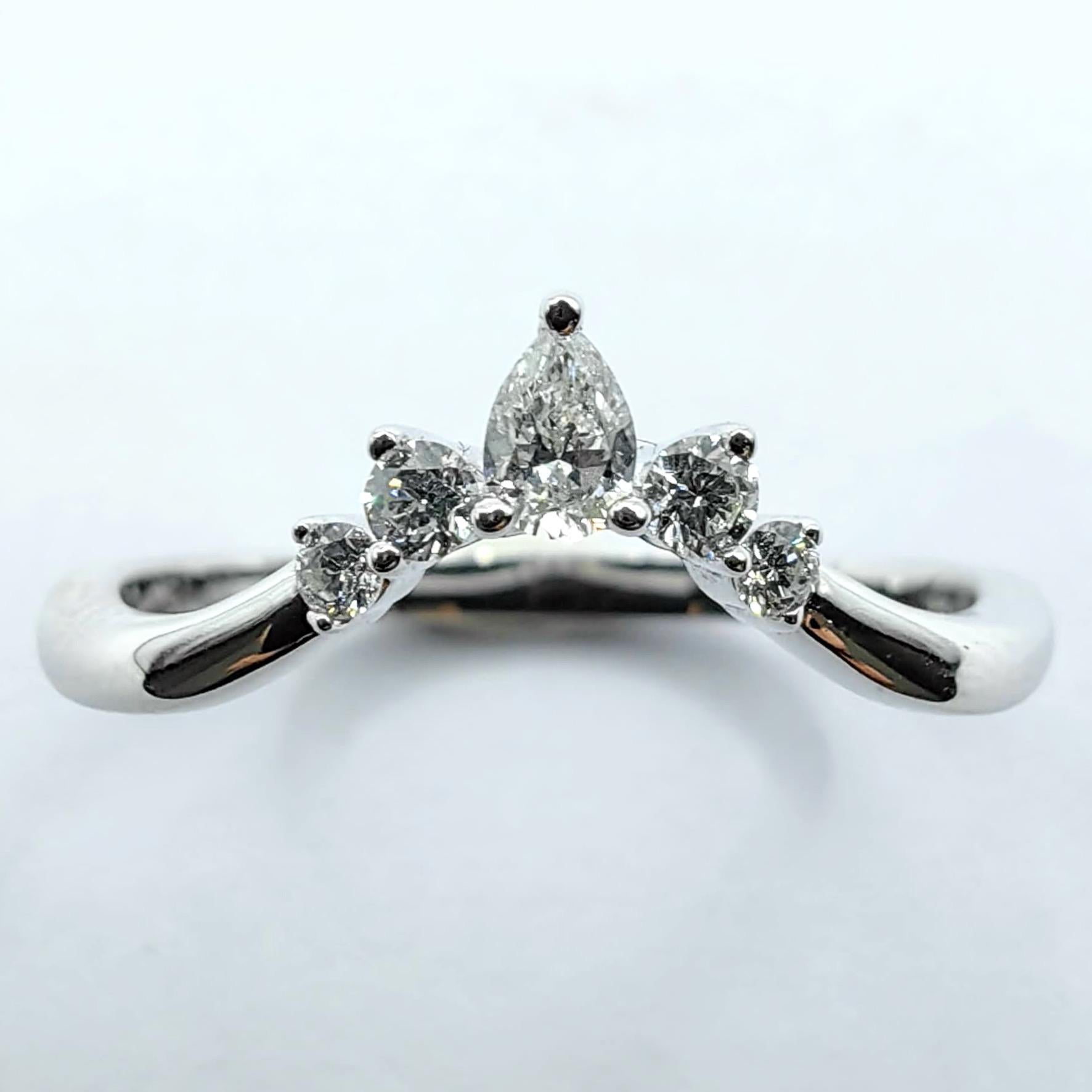 En vente :  Bague empilable Chevron en or blanc 18 carats, diamants en poire et diamants ronds de taille brillant 2