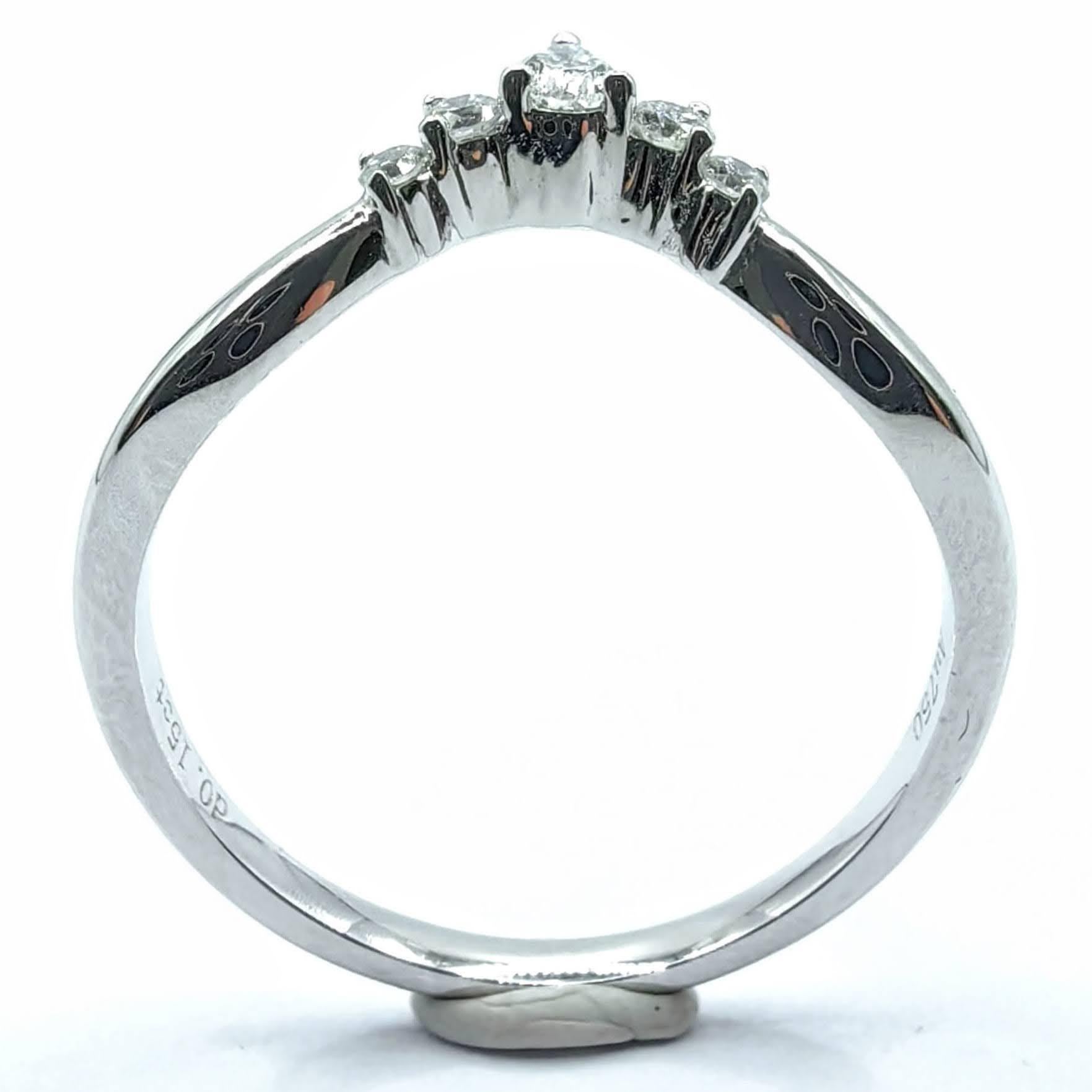 En vente :  Bague empilable Chevron en or blanc 18 carats, diamants en poire et diamants ronds de taille brillant 3