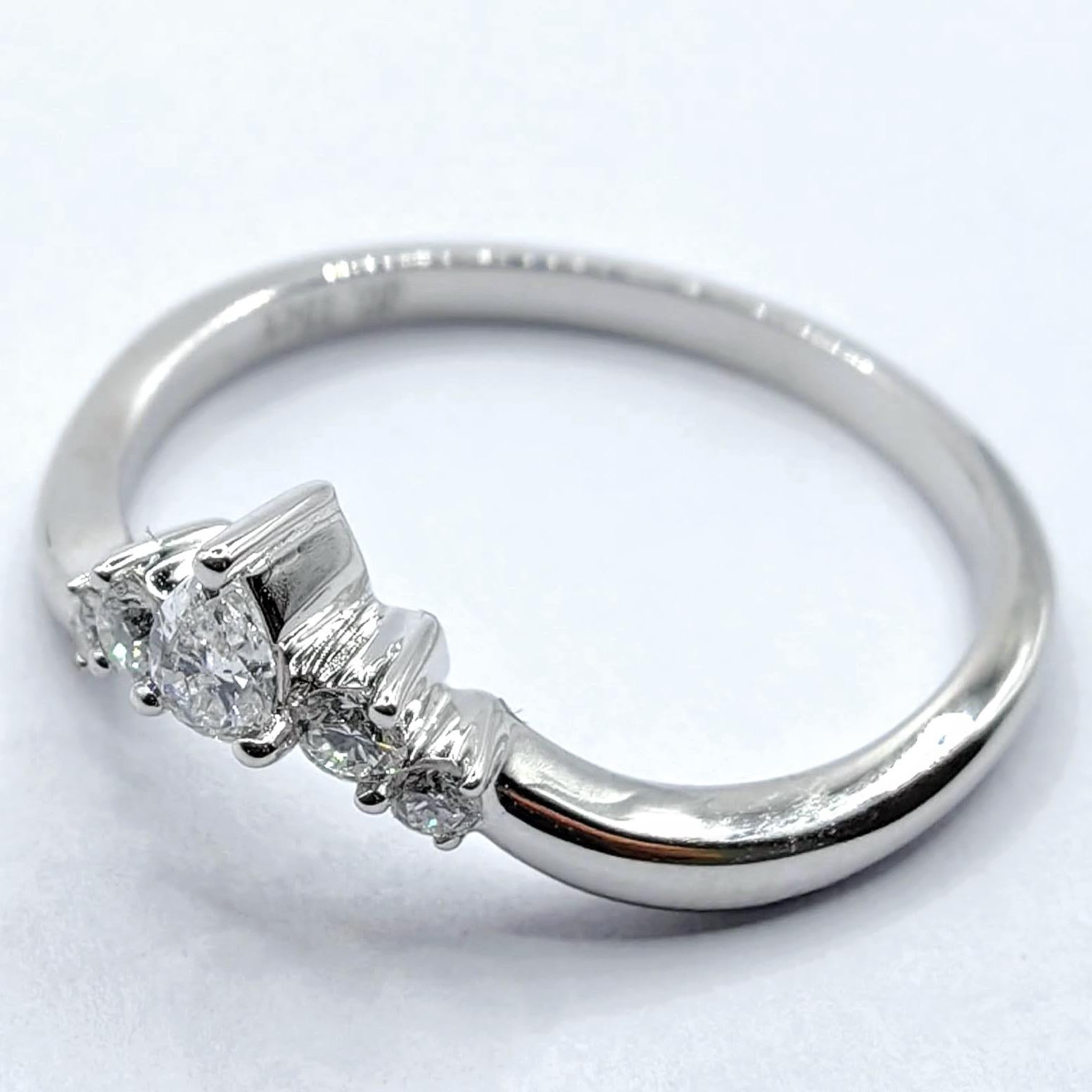 En vente :  Bague empilable Chevron en or blanc 18 carats, diamants en poire et diamants ronds de taille brillant 4