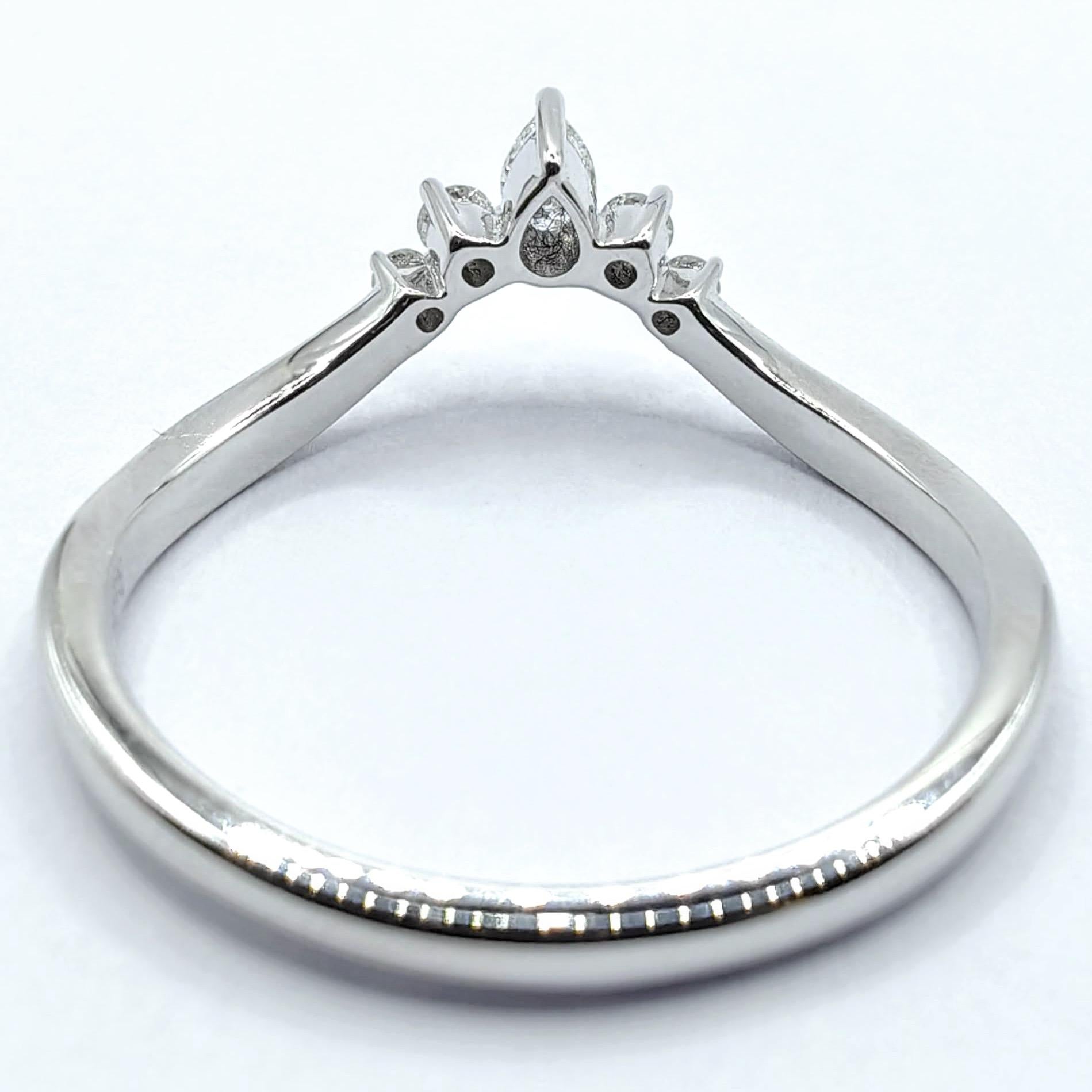 En vente :  Bague empilable Chevron en or blanc 18 carats, diamants en poire et diamants ronds de taille brillant 5