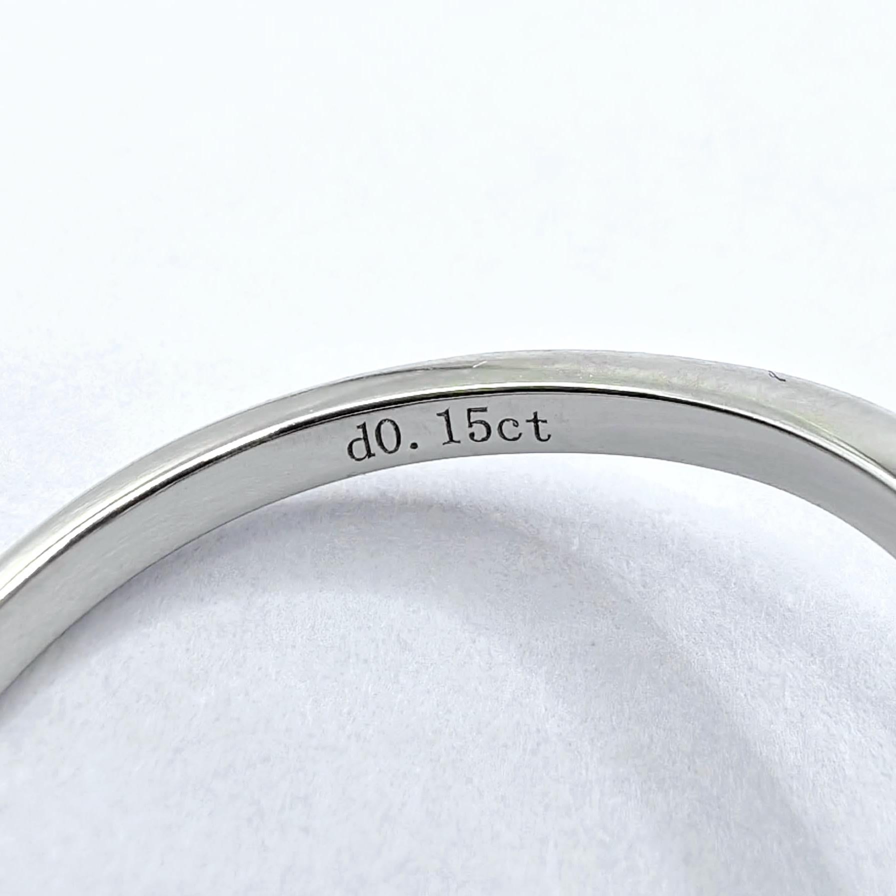 En vente :  Bague empilable Chevron en or blanc 18 carats, diamants en poire et diamants ronds de taille brillant 6