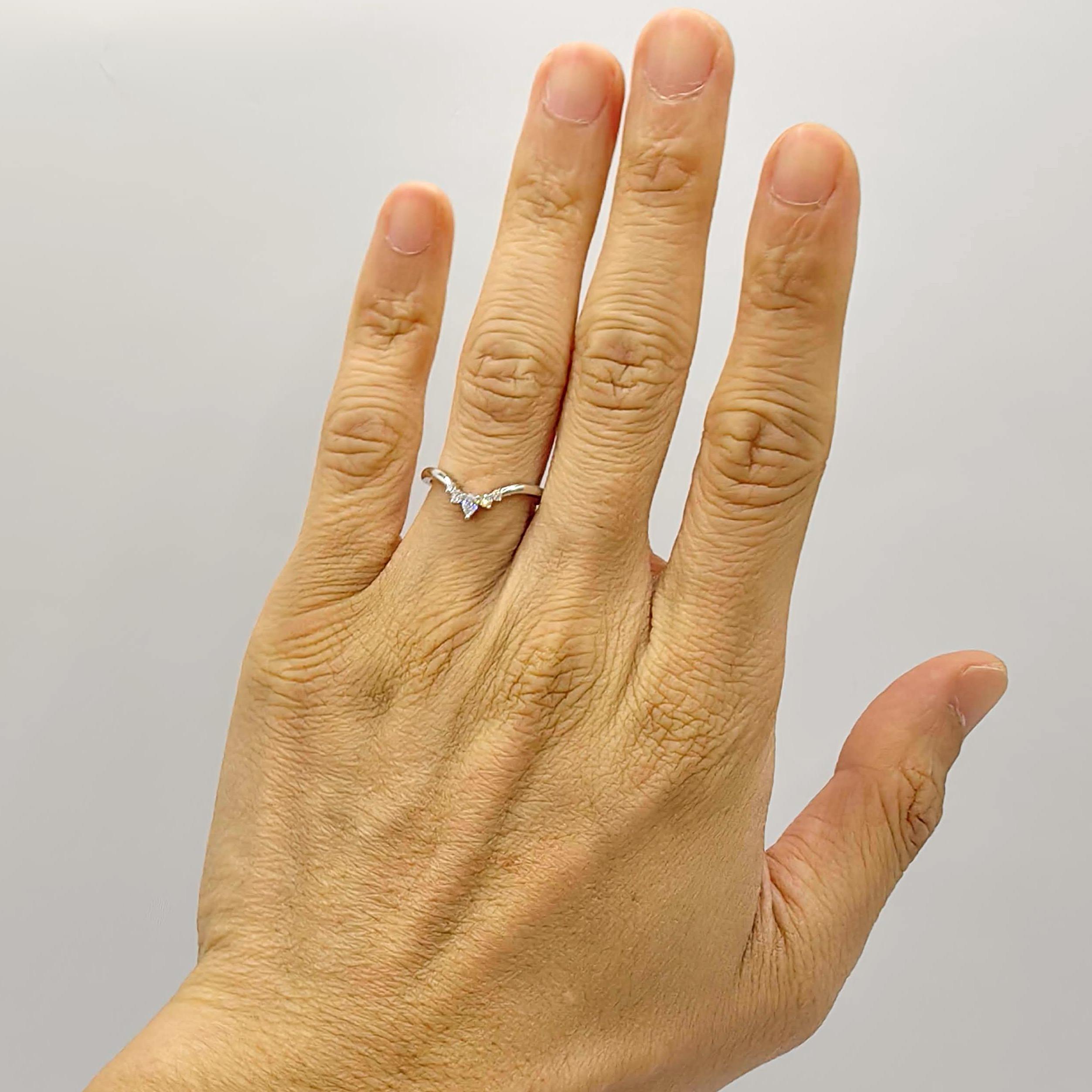 En vente :  Bague empilable Chevron en or blanc 18 carats, diamants en poire et diamants ronds de taille brillant 8