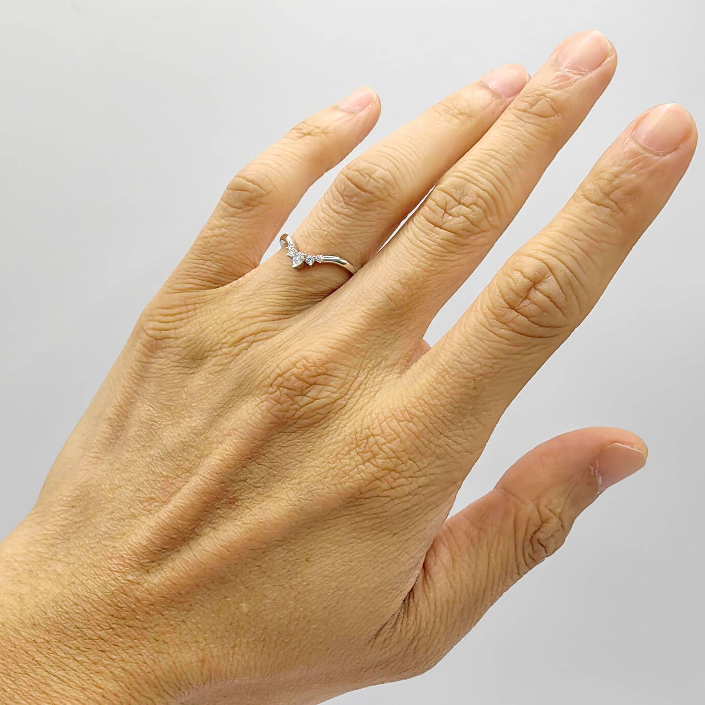 En vente :  Bague empilable Chevron en or blanc 18 carats, diamants en poire et diamants ronds de taille brillant 9