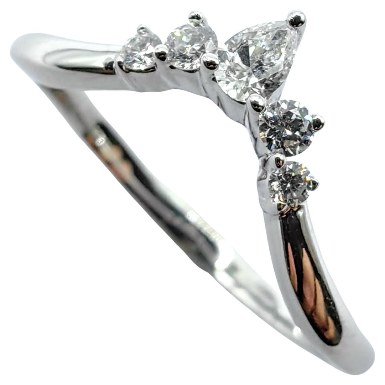 Stapelbarer Ring aus 18 Karat Weißgold mit Diamanten im Brillantschliff und Birne im Chevron-Schliff