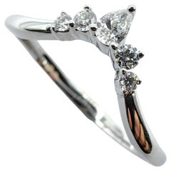 Bague empilable Chevron en or blanc 18 carats, diamants en poire et diamants ronds de taille brillant