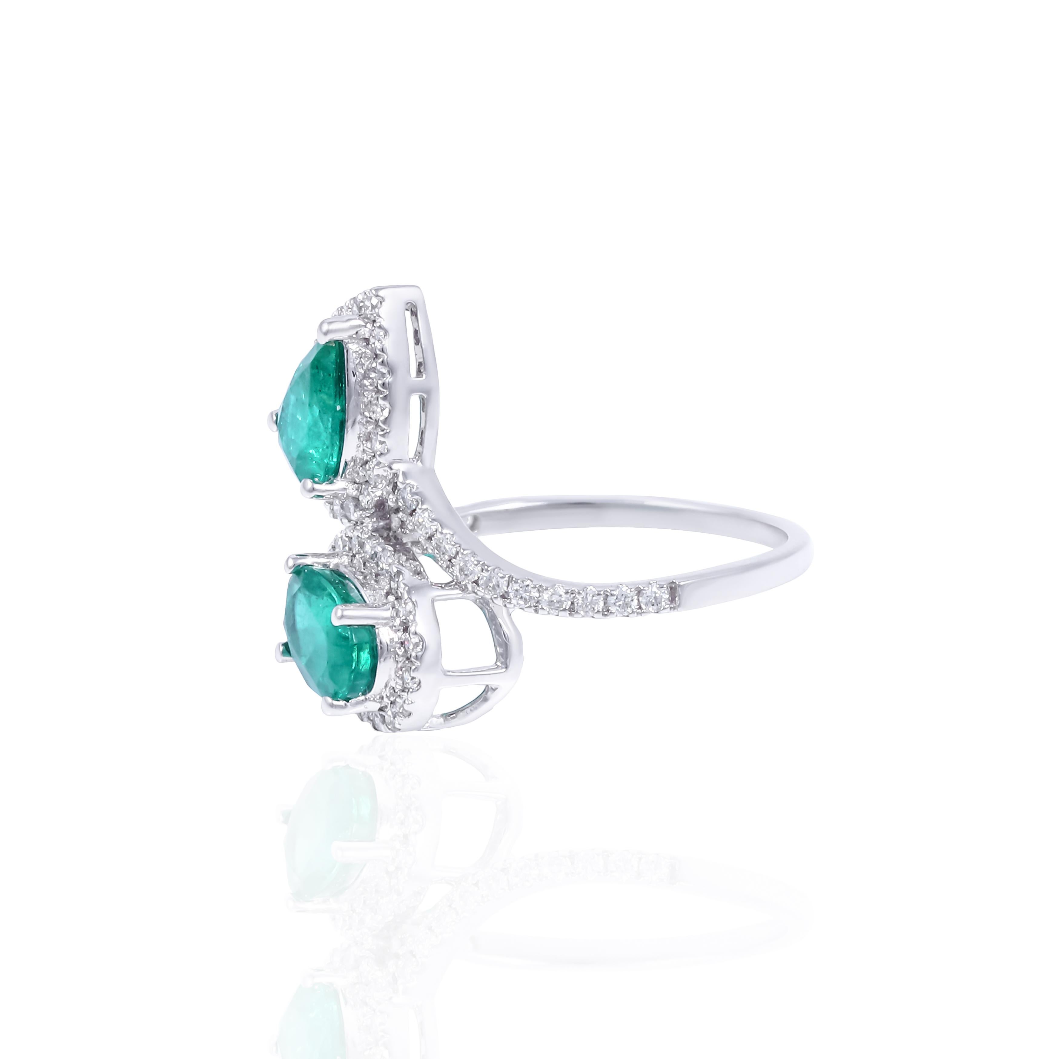 Ti presentiamo il nostro squisito anello con smeraldo dello Zambia realizzato in oro bianco 18 carati. Questo splendido anello presenta una combinazione di 1,40 carati di smeraldi con taglio a pera e smeraldi con taglio rotondo, creando una vibrante