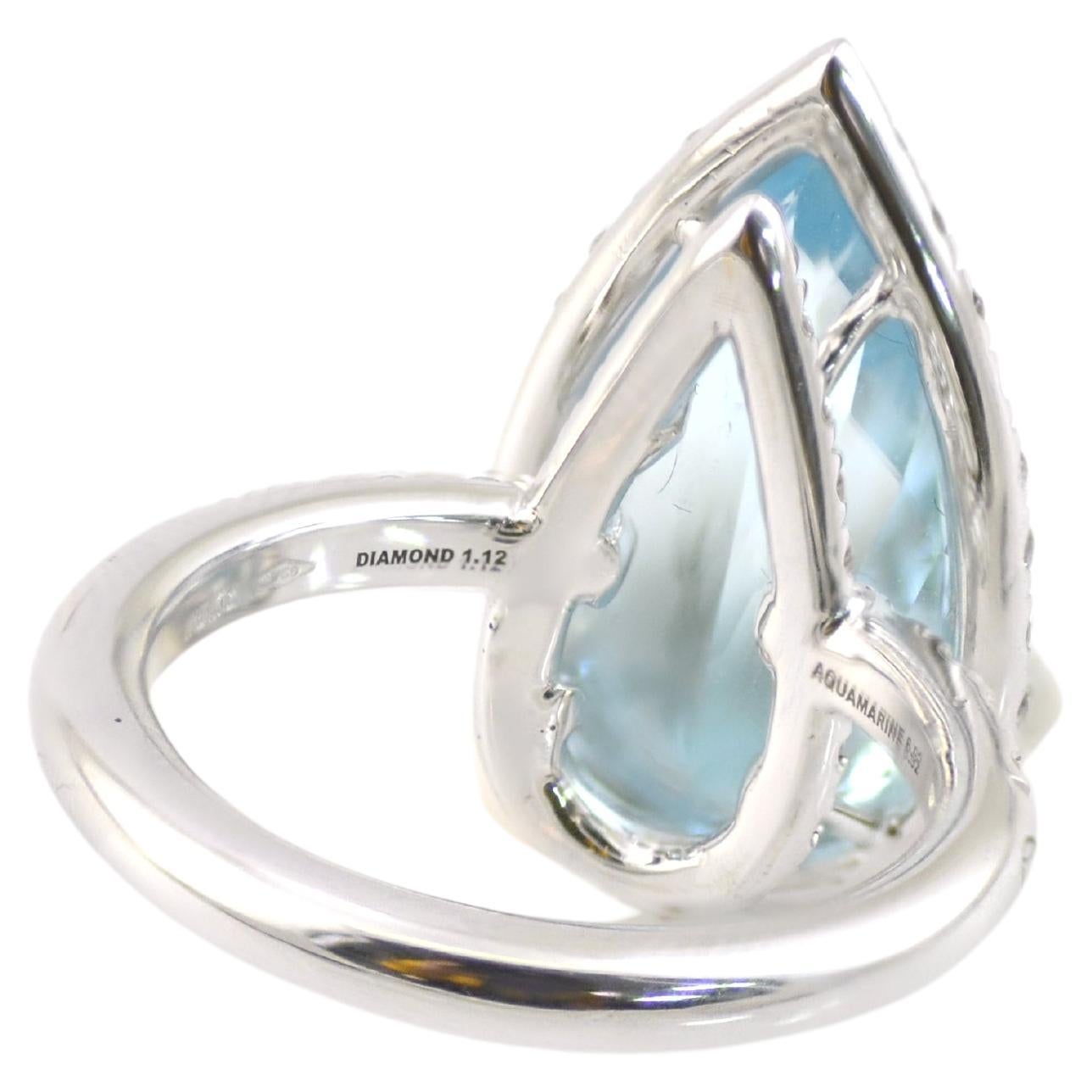 L'incantevole anello con acquamarina ha al centro un'acquamarina brasiliana con taglio a pera circondata da 55 diamanti di alta qualità. 
Realizzato a mano nel laboratorio della famiglia Margherita Burgener, firmato e timbrato Margherita