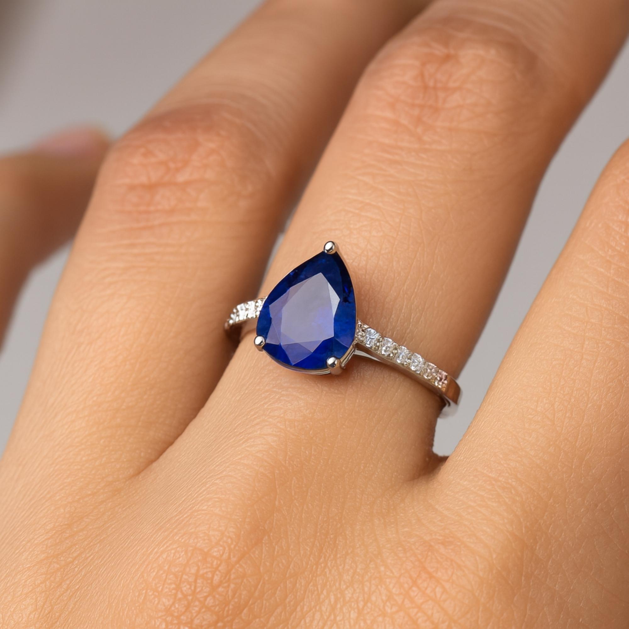 En vente :  Bague de fiançailles saphir bleu poire diamant Or blanc 14 carats Bijoux artisanaux 2