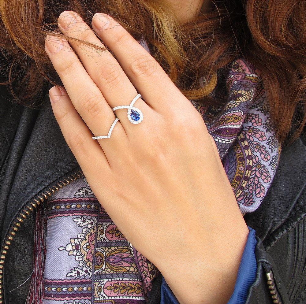 Schöne Birne blauer Saphir & Diamant Halo Engagement zwei Ring gesetzt.
* Die Liste bezieht sich auf den Satz mit zwei Ringen.
Mit Sorgfalt handgefertigt. 
Ein Originaldesign von Silly Shiny Diamonds. 

Einzelheiten: 
* Form des Mittelsteins: