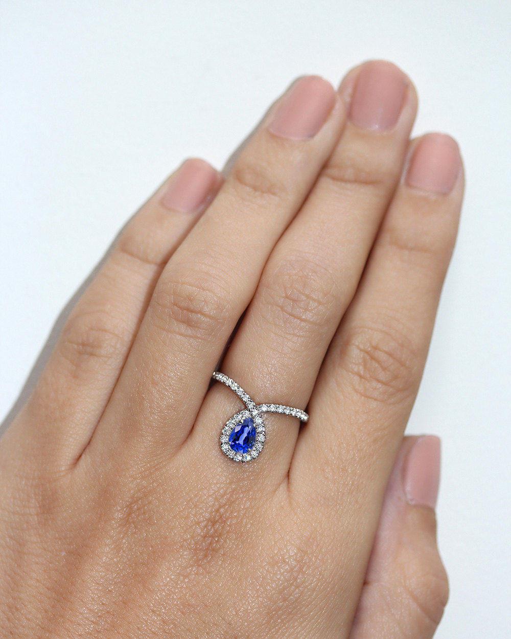 Einzigartiger Verlobungsring mit zwei Diamanten in Birnenblau mit Saphir und Schleife - Bliss (Art déco) im Angebot