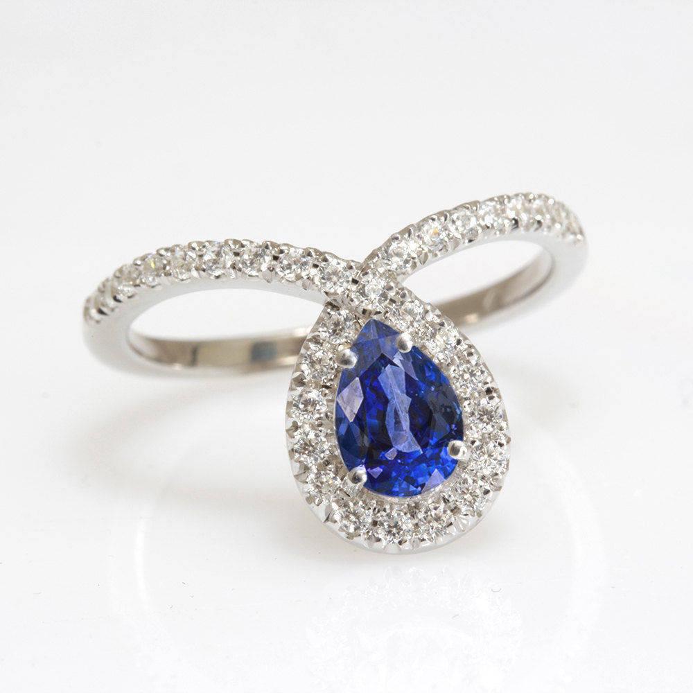Einzigartiger Verlobungsring mit zwei Diamanten in Birnenblau mit Saphir und Schleife - Bliss (Tropfenschliff) im Angebot