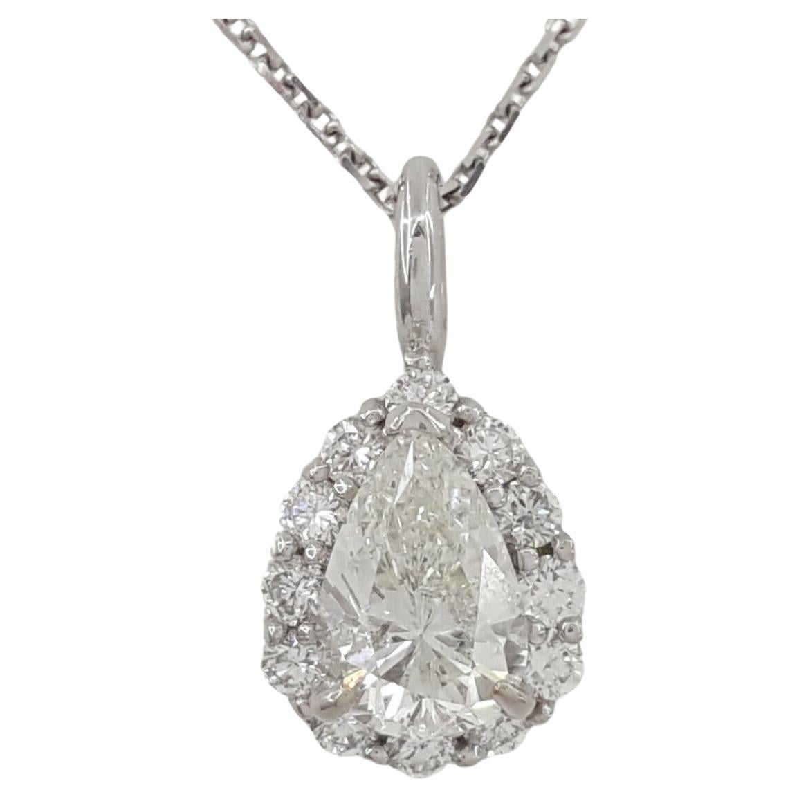 Taille poire pendentif/collier en poire avec halo de diamants taillés en brillant  en vente
