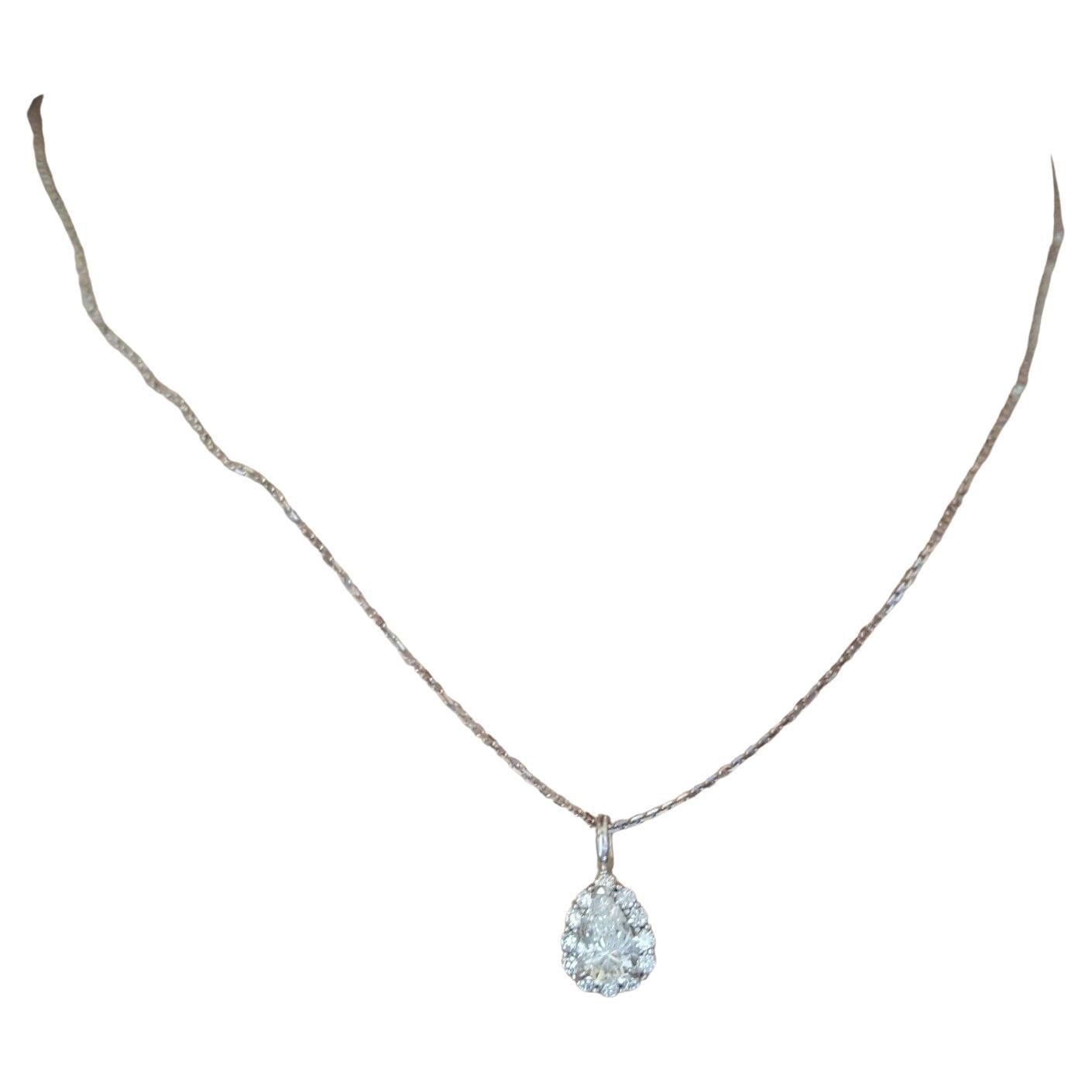 pear brilliant-cut diamond halo pendant/necklace  In Excellent Condition For Sale In Rome, IT