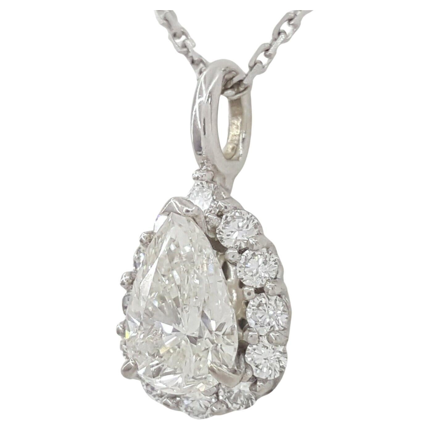 pendentif/collier en poire avec halo de diamants taillés en brillant  en vente