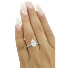 Anillo de compromiso con halo oculto de diamantes talla brillante pera