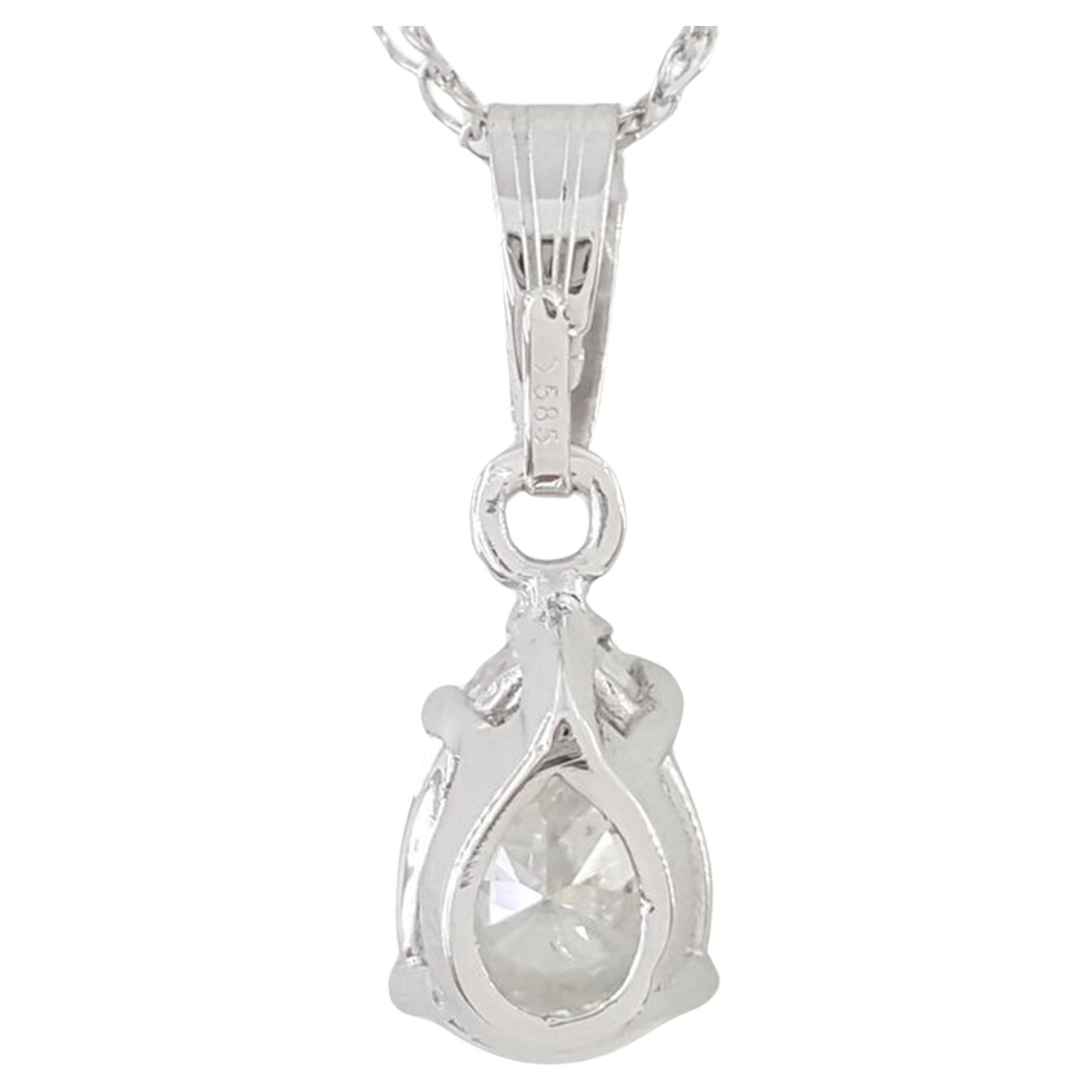 Ce pendentif exquis met en valeur un époustouflant diamant taille poire de 1,00 carat, élégamment serti dans de l'or blanc 18 carats. 

Le grade de couleur F exceptionnel du diamant garantit un éclat presque incolore, ce qui renforce son attrait