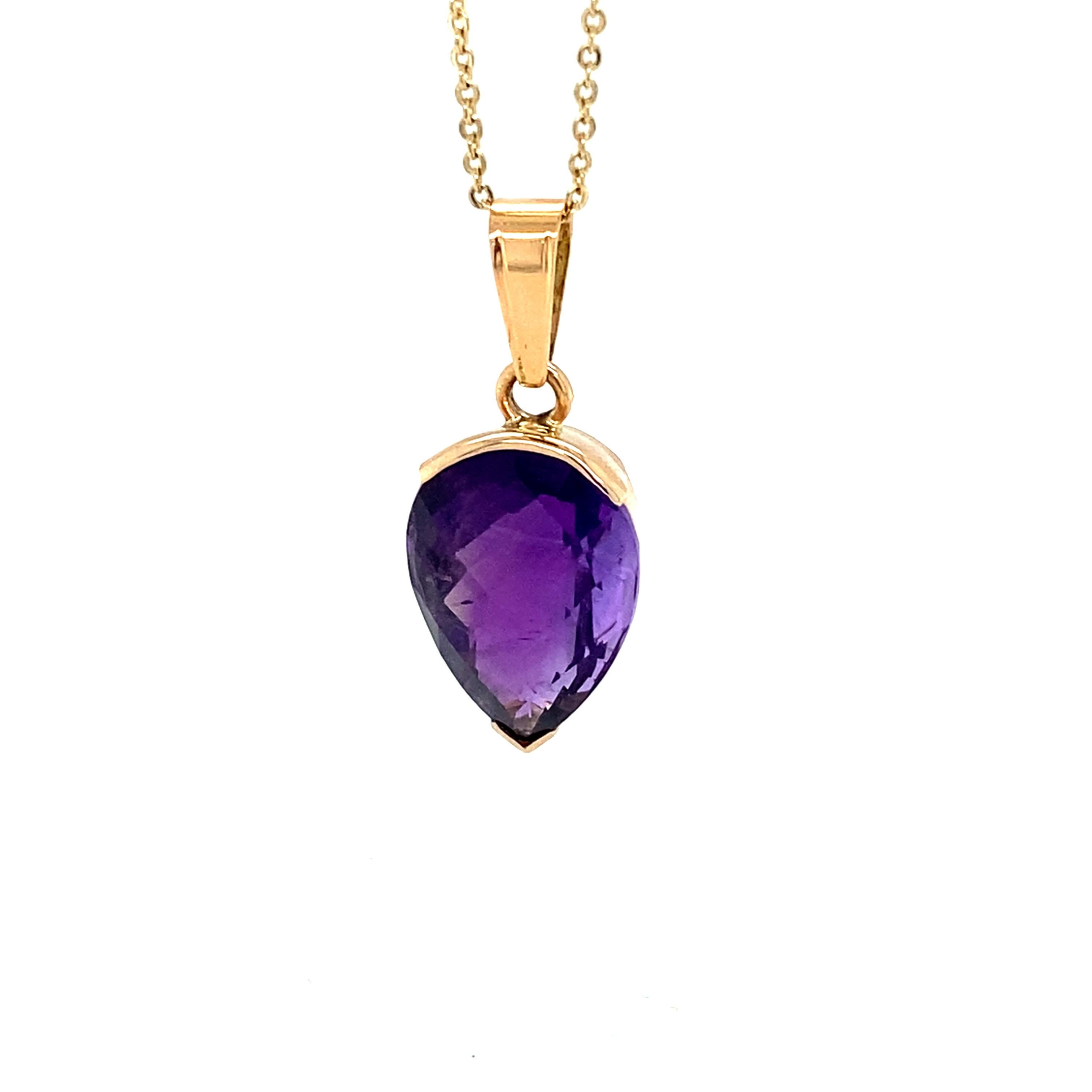Questo splendido ciondolo di ametista a forma di pera con taglio a scacchiera è realizzato in oro giallo 18 carati. L'ametista di colore viola intenso, accuratamente tagliata e lucidata a mano, è un ciondolo unico nel suo genere. L'ametista è la