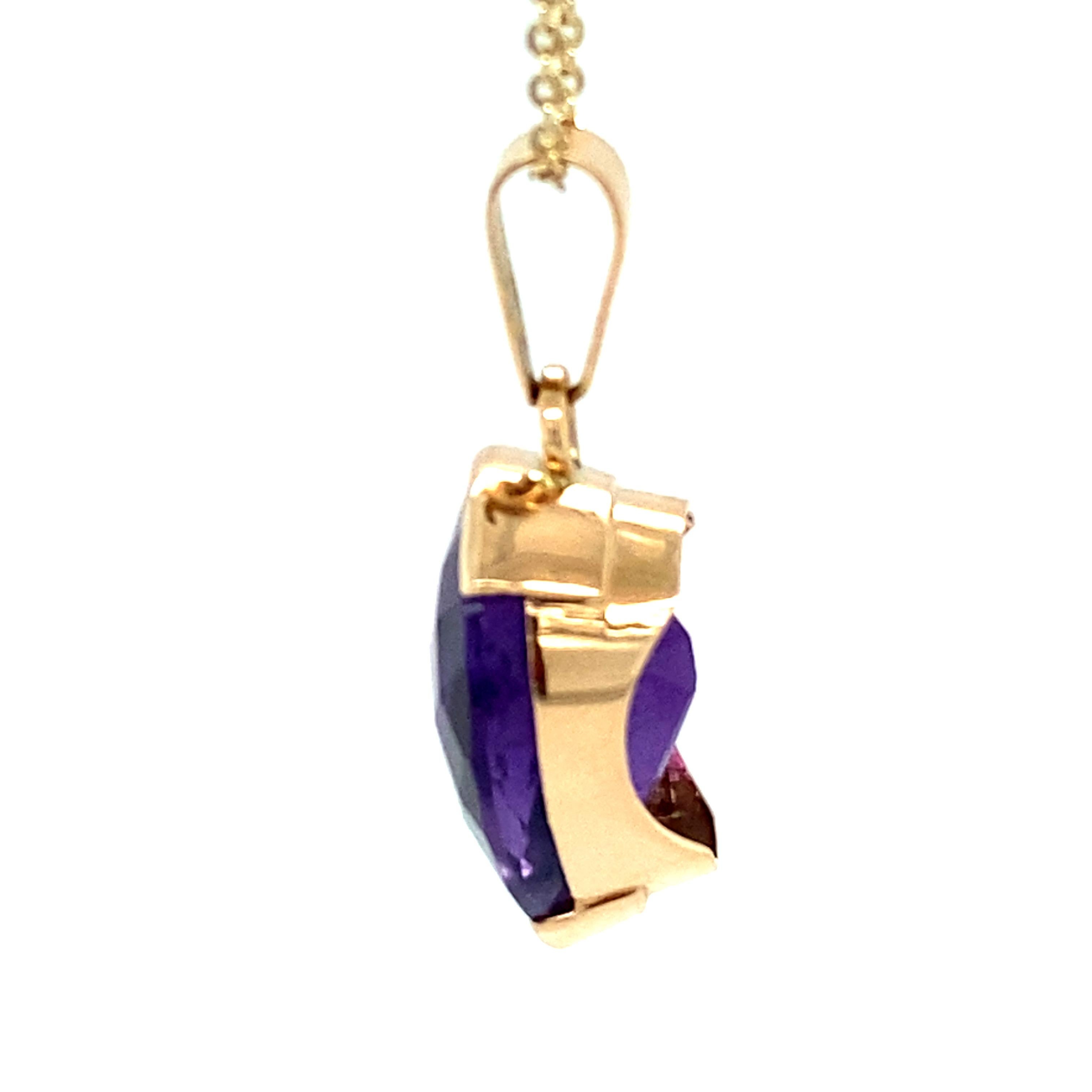 Taglio a goccia Collana con ciondolo in oro giallo con ametista taglio Pear Checker in vendita