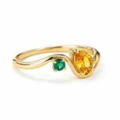 Anillo de oro de 14k con citrino pera y diópsido