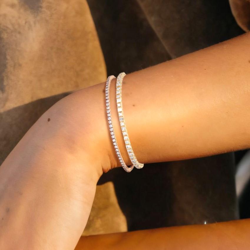 La pulsera brazalete de diamantes baguette redondos alternados de oro amarillo de 14 quilates es una obra maestra de elegancia atemporal, elaborada en oro amarillo de 14 quilates. Esta exquisita pieza presenta una armoniosa combinación de diamantes