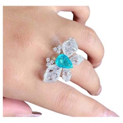 Anello con tormalina Paraiba taglio pera da 2,00 carati e diamanti da 1,13 carati in oro bianco 18 carati