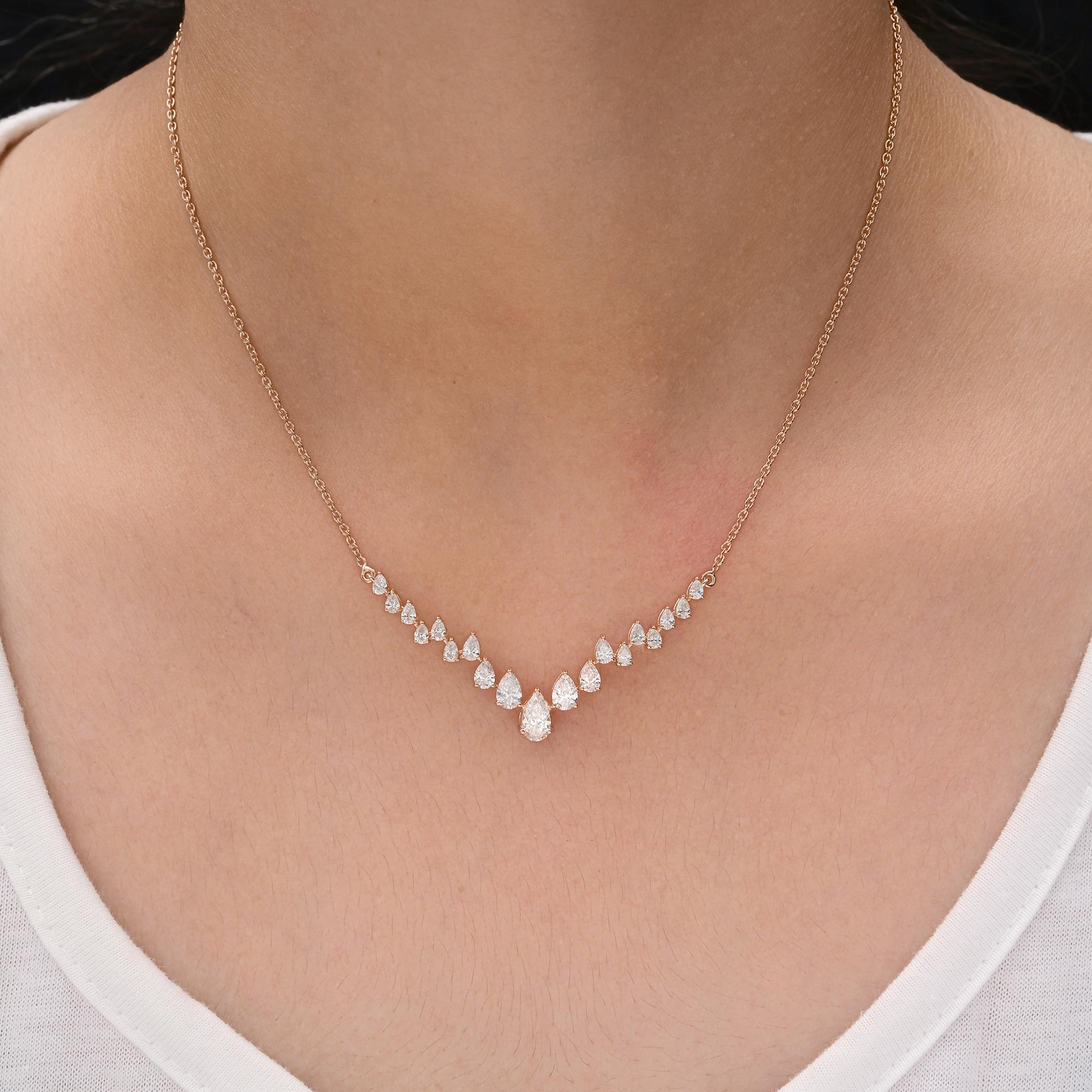 Collier à pendentifs gradués en or rose 18 carats avec diamants taille poire de 2,28 carats
Ce magnifique collier présente une formation symétrique en V de diamants gradués de taille poire, élégamment sertis dans de l'or rose chaud. La pièce